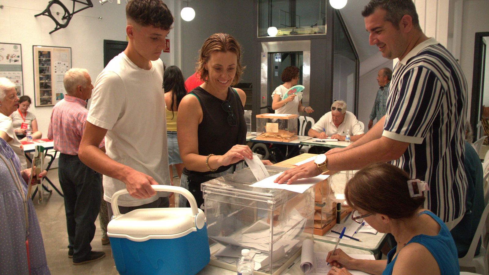 Inmaculada ha ido a votar con su familia y la nevera antes de irse a la piscina