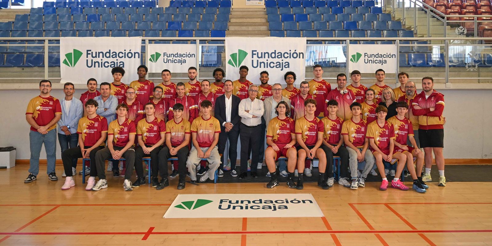 Un grupo de jugadores y técnicos del CB Ciudad de Vera posan junto a representantes de Fundación Unicaja.
