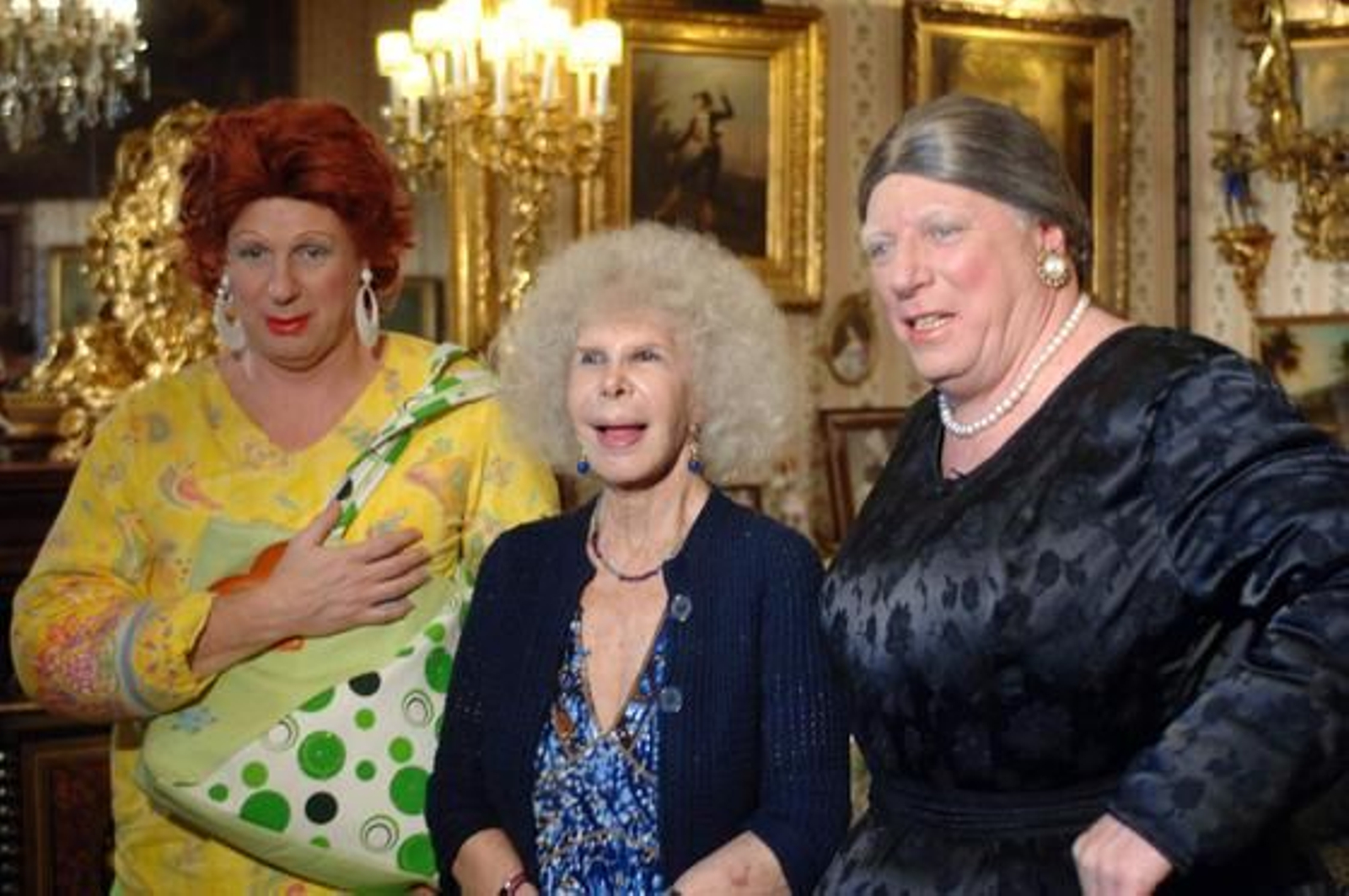 Cayetana de Alba con los humoristas Jorge y César Cadaval, conocidos como Los Morancos.