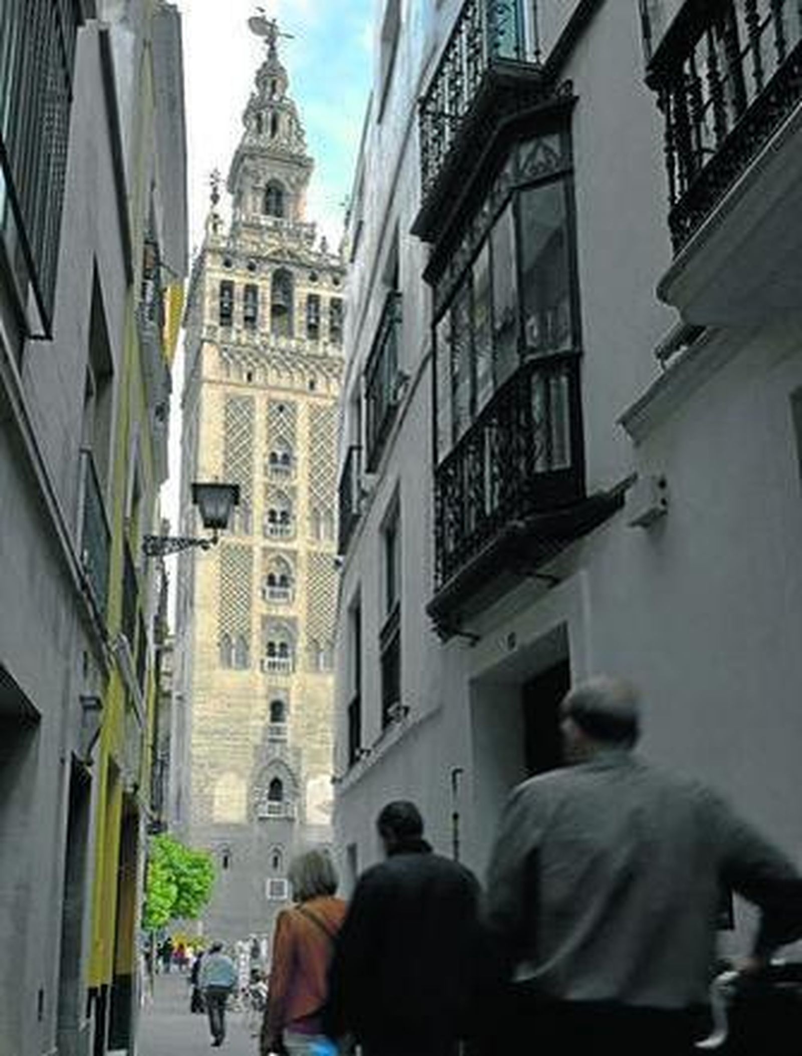 "...fuese a desafiar a aquella famosa giganta de Sevilla llamada la Giralda...".