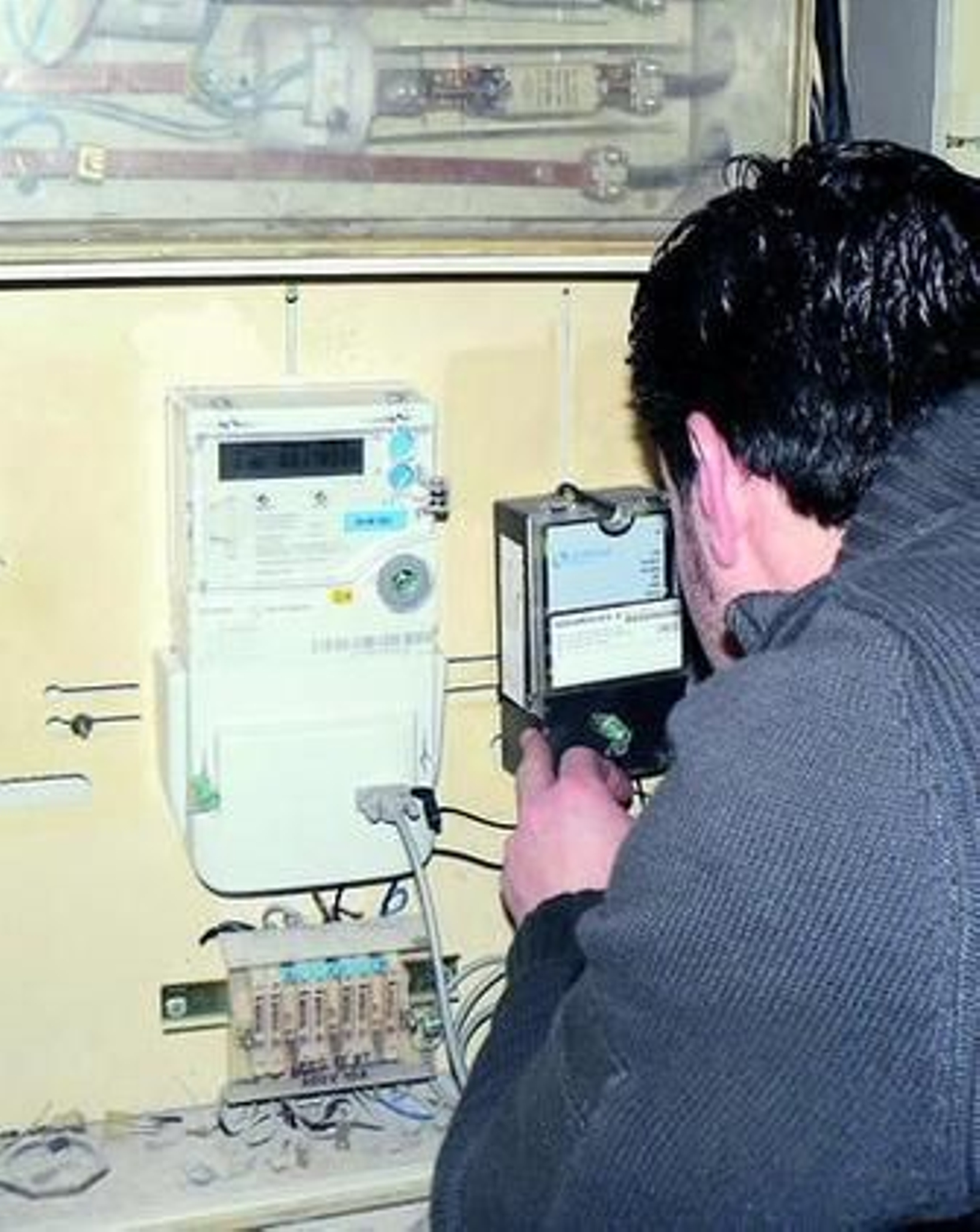 Un usuario lee el contador de la luz.