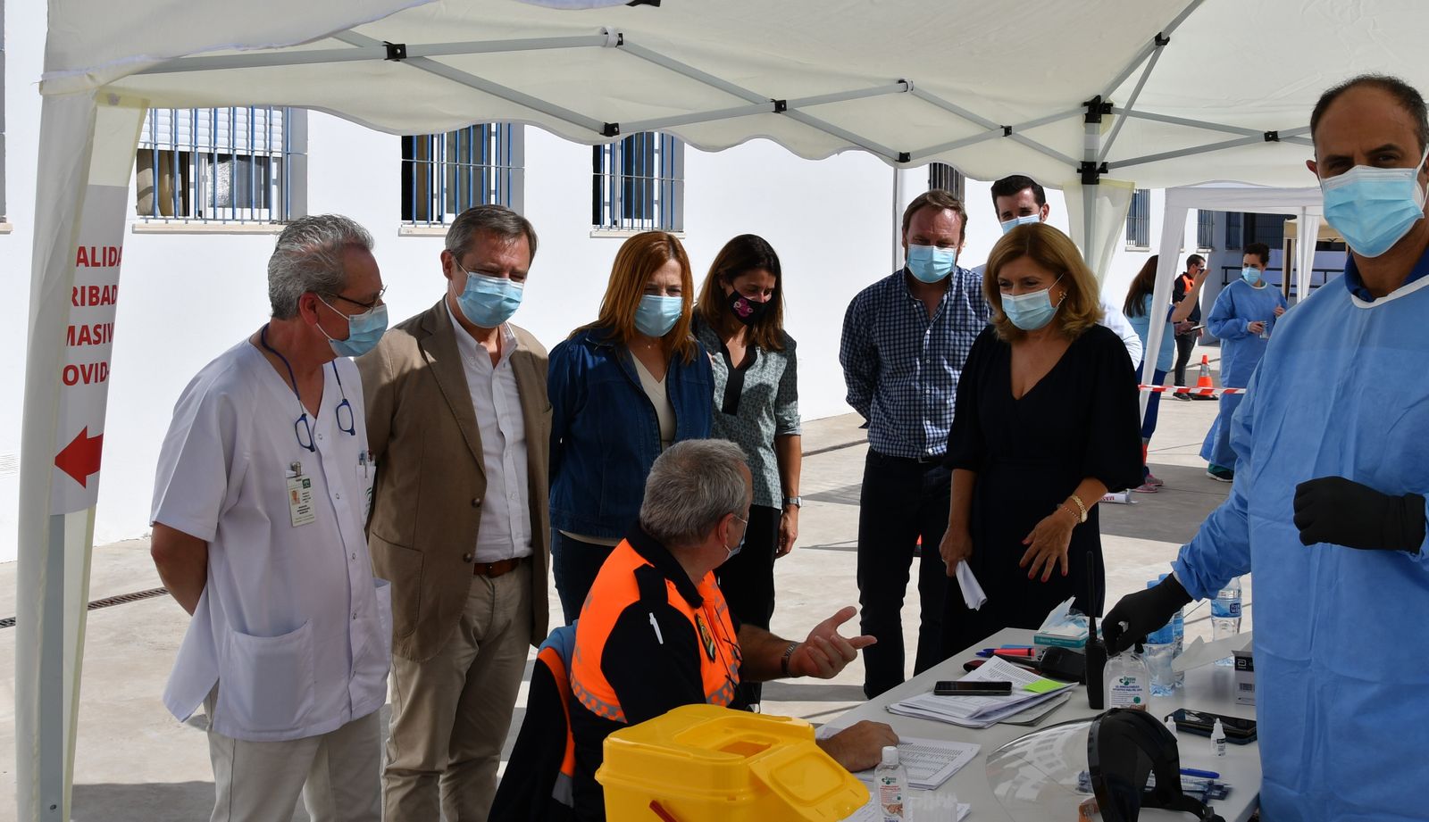 María Jesús Botella y Esperanza Caro visitan el dispositivo para el cribado en Palma del Río.