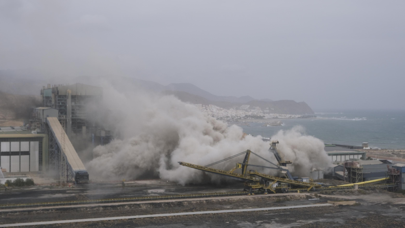 El derribo de la Torre Litoral de Endesa en Carboneras, en imágenes