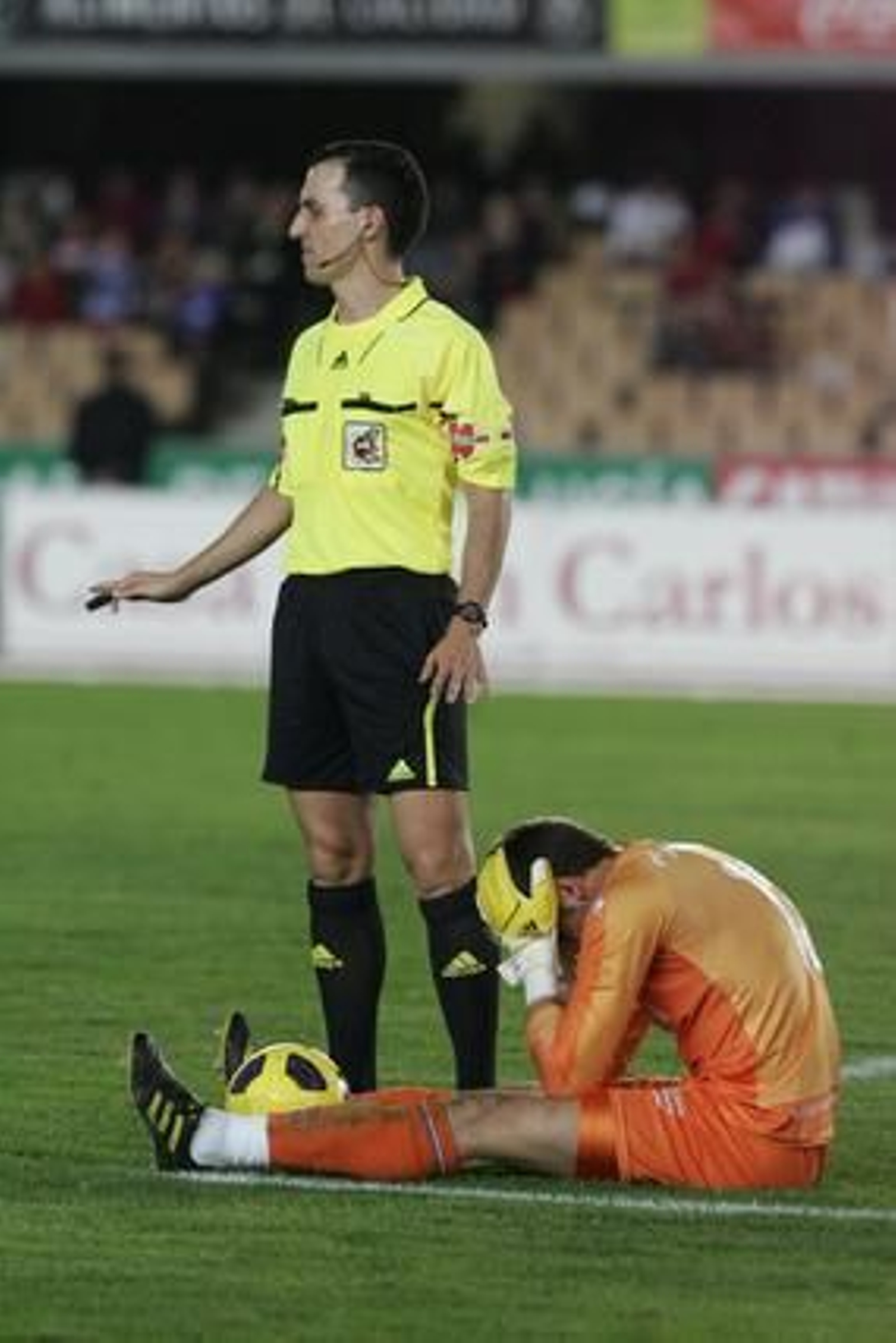 El meta del Recre sufrió un golpe y tuvo que ser atendido. 

Foto: Pascual