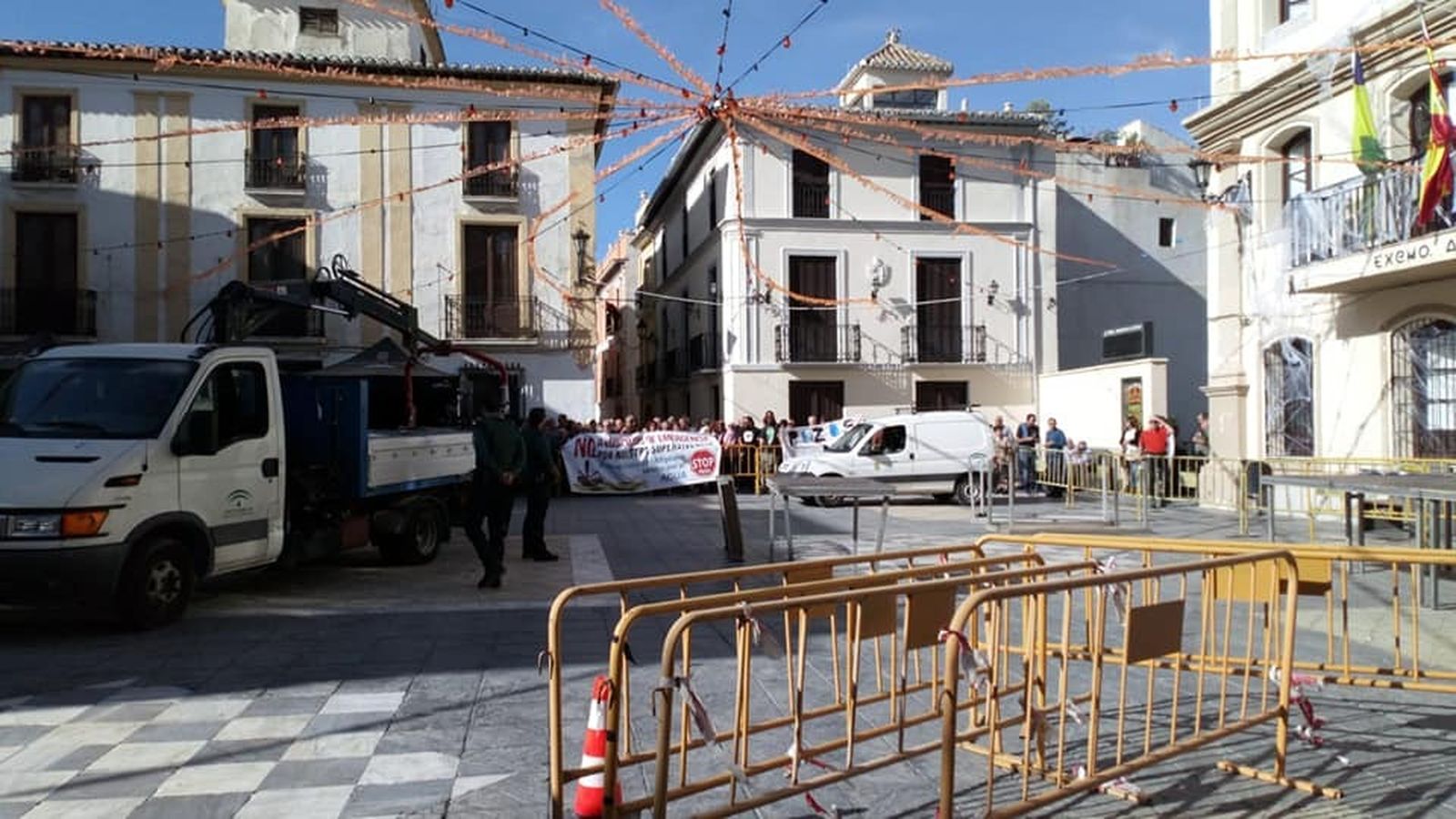 Imagen de la Plaza de Tíjola, vallada para impedir el paso y que provocó el enfado de los manifestantes.