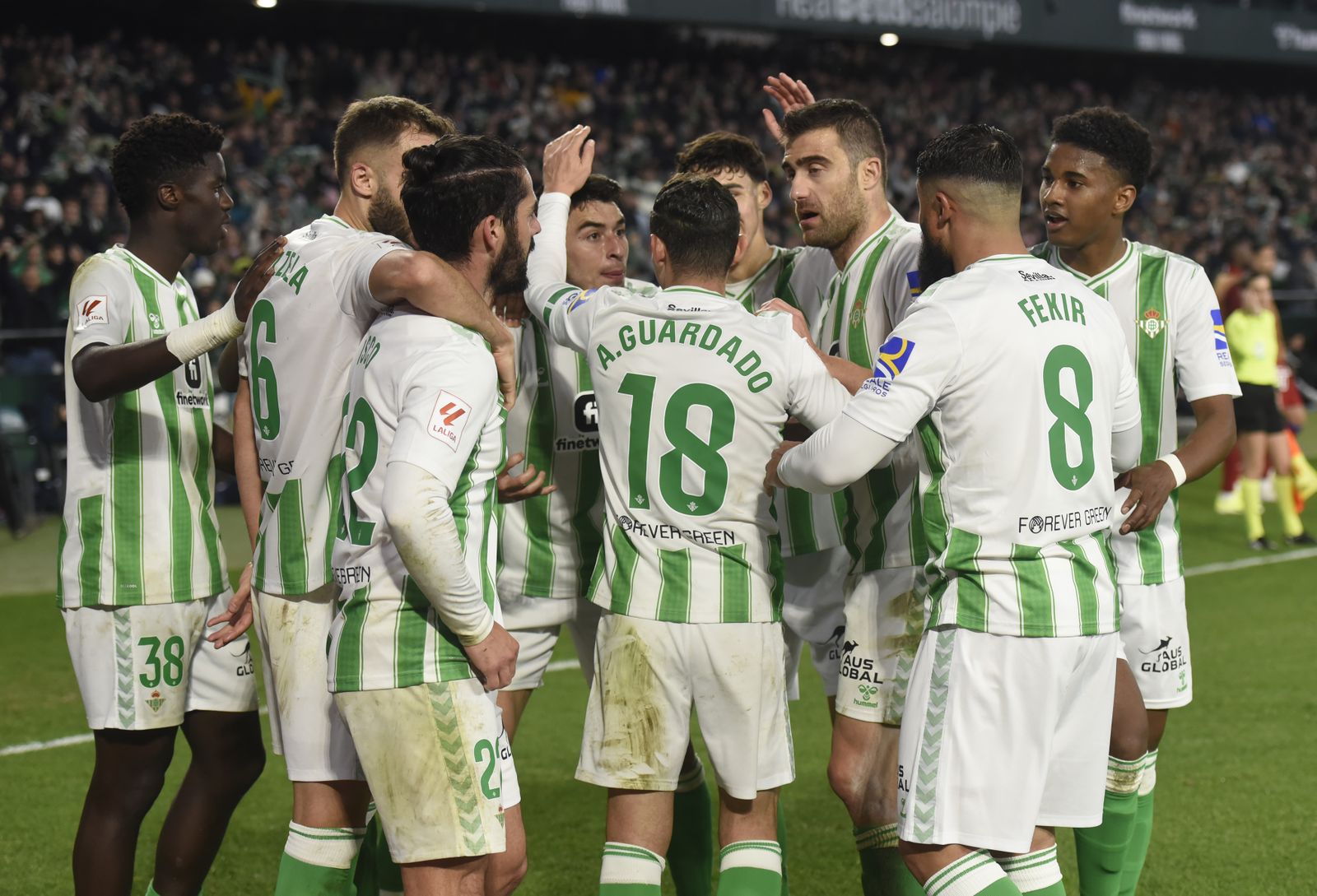 Los jugadores del Betis celebran haciendo piña el gol del Isco al Granada.