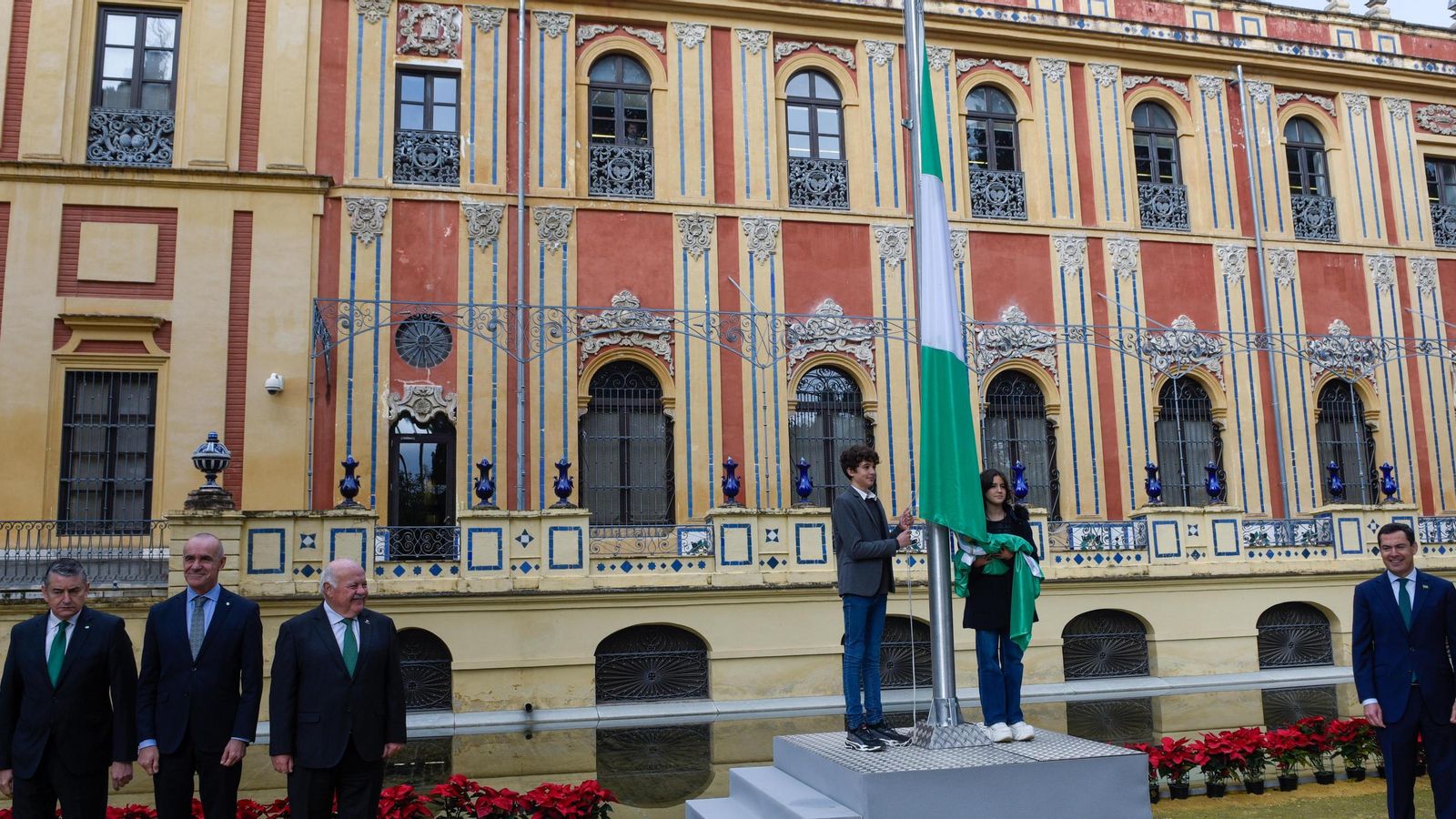 Juanma Moreno preside el izado de la enseña en el Día de la Bandera.