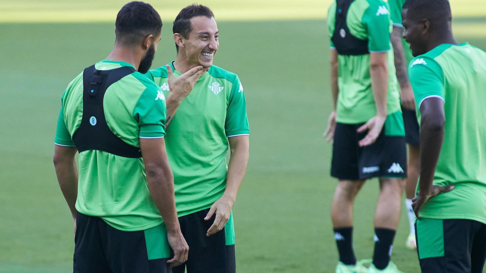 Guardado bromea con Fekir y William Carvalho.