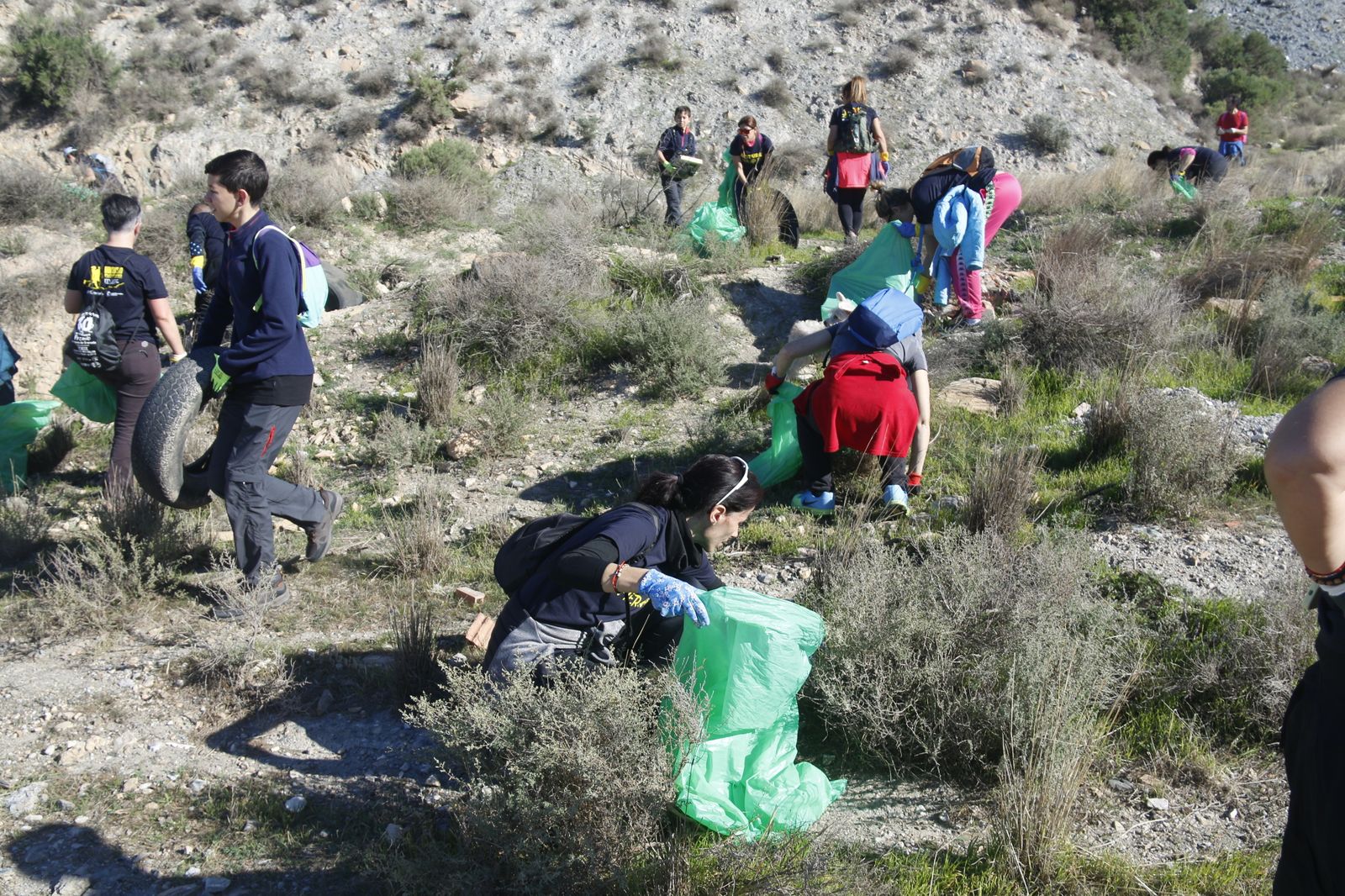 Así ha sido la primera jornada de plogging del año en la Costa de Granada