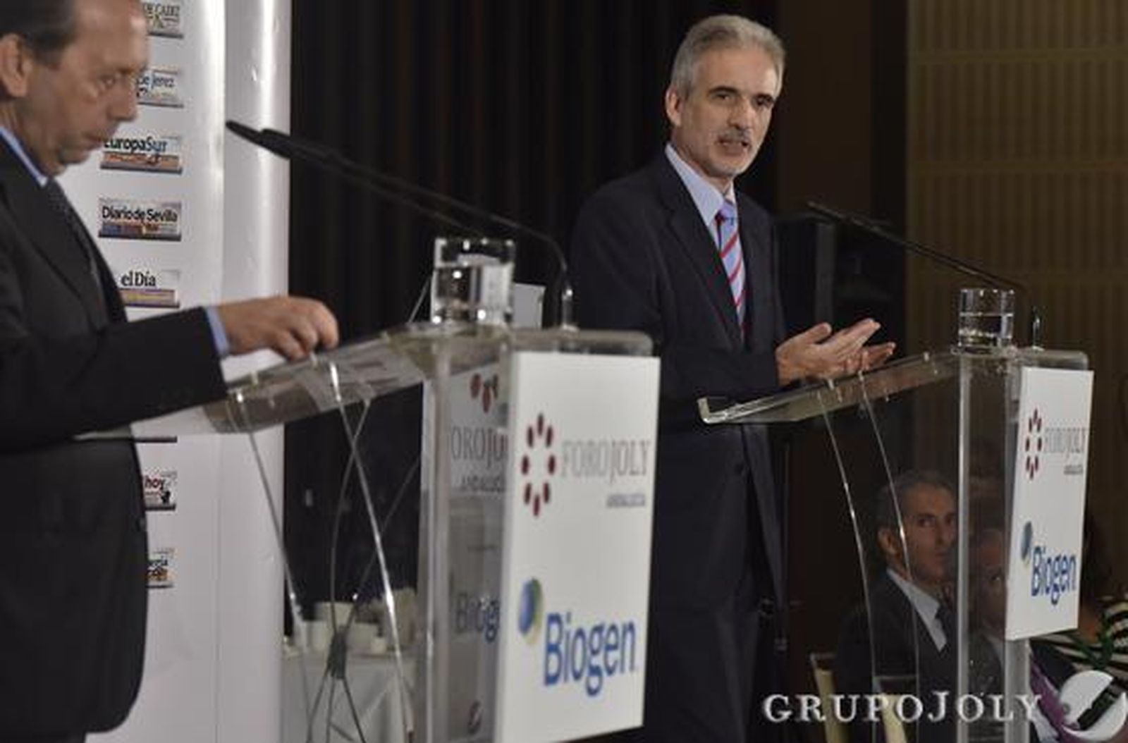 El consejero de Salud, Aquilino Alonso, responde a las preguntas del director de 'Diario de Sevilla', José Antonio Carrizosa. / Reportaje gráfico: Juan Carlos Vázquez y Victoria Hidalgo