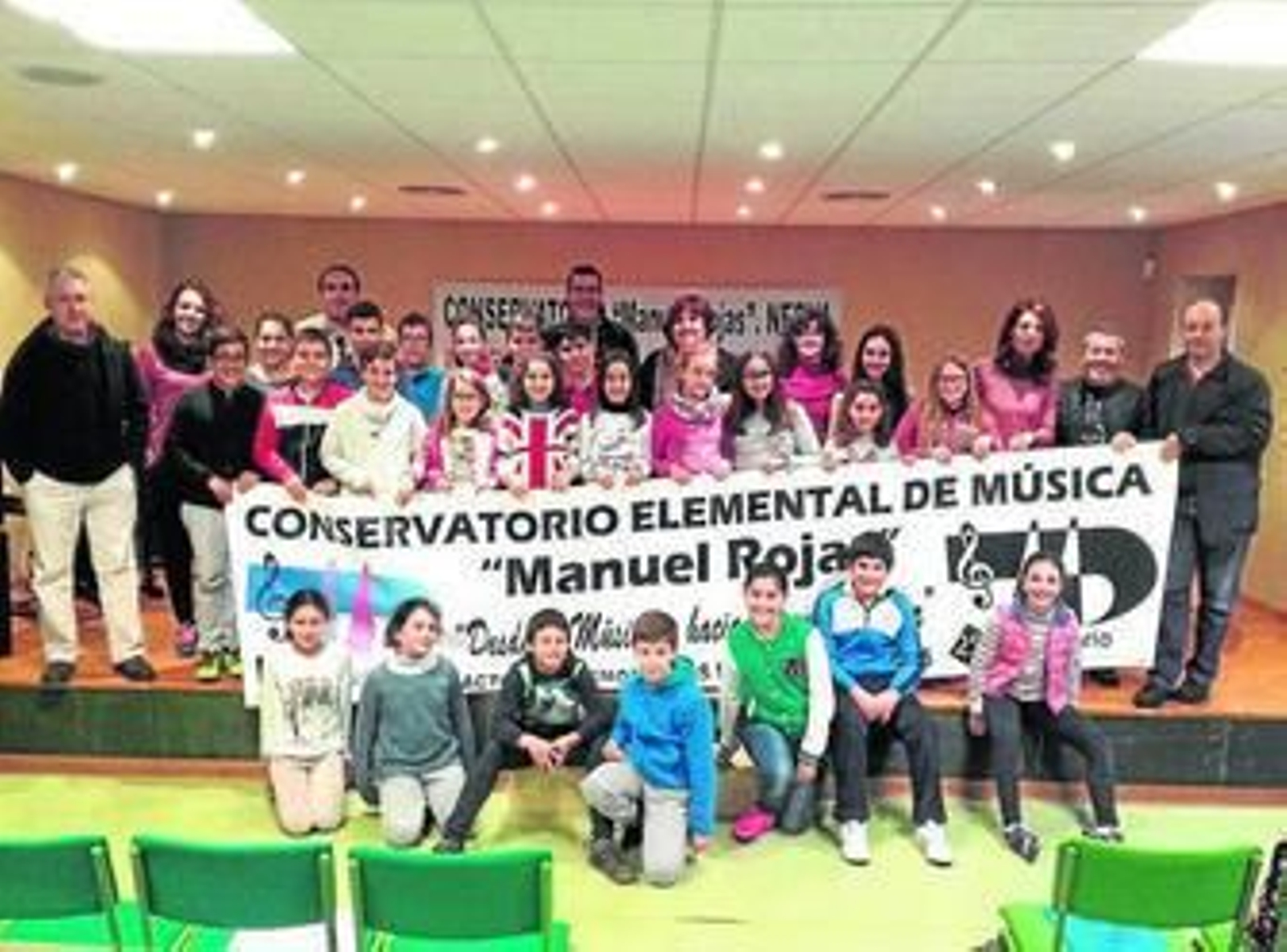 Profesores y alumnos del conservatorio nervense, con la pancarta del aniversario.