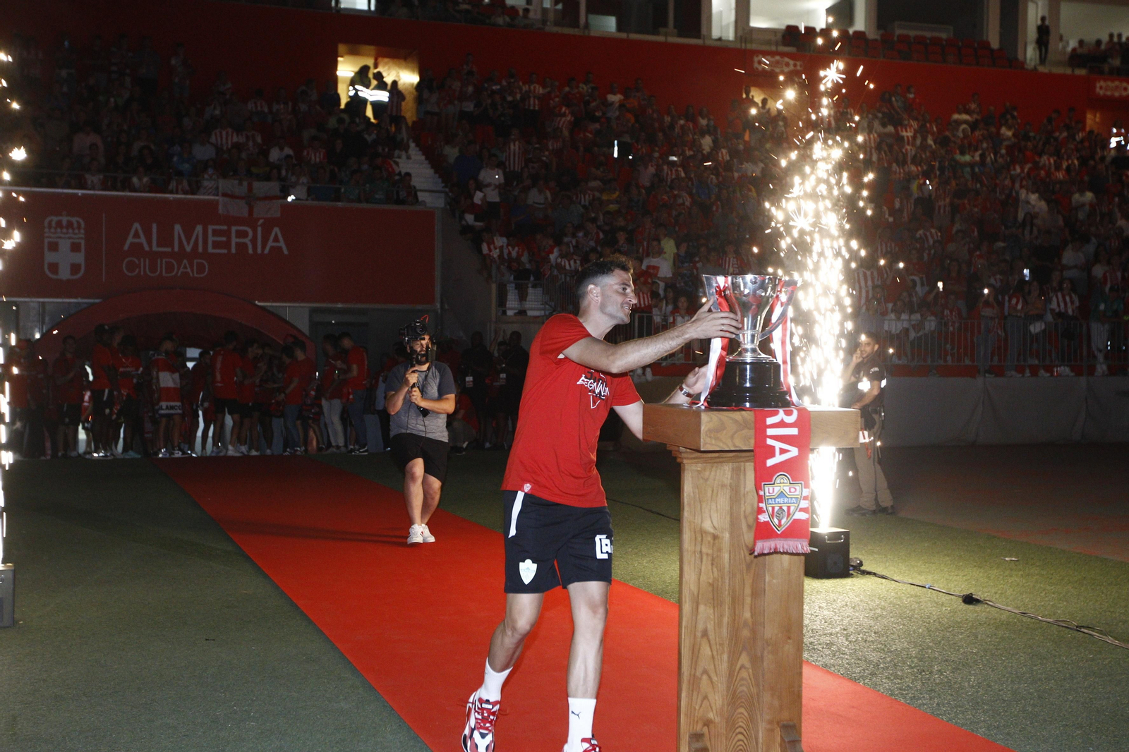 Las imágenes de la fiesta del ascenso de la U.D. Almería en el Estadio Mediterráneo.