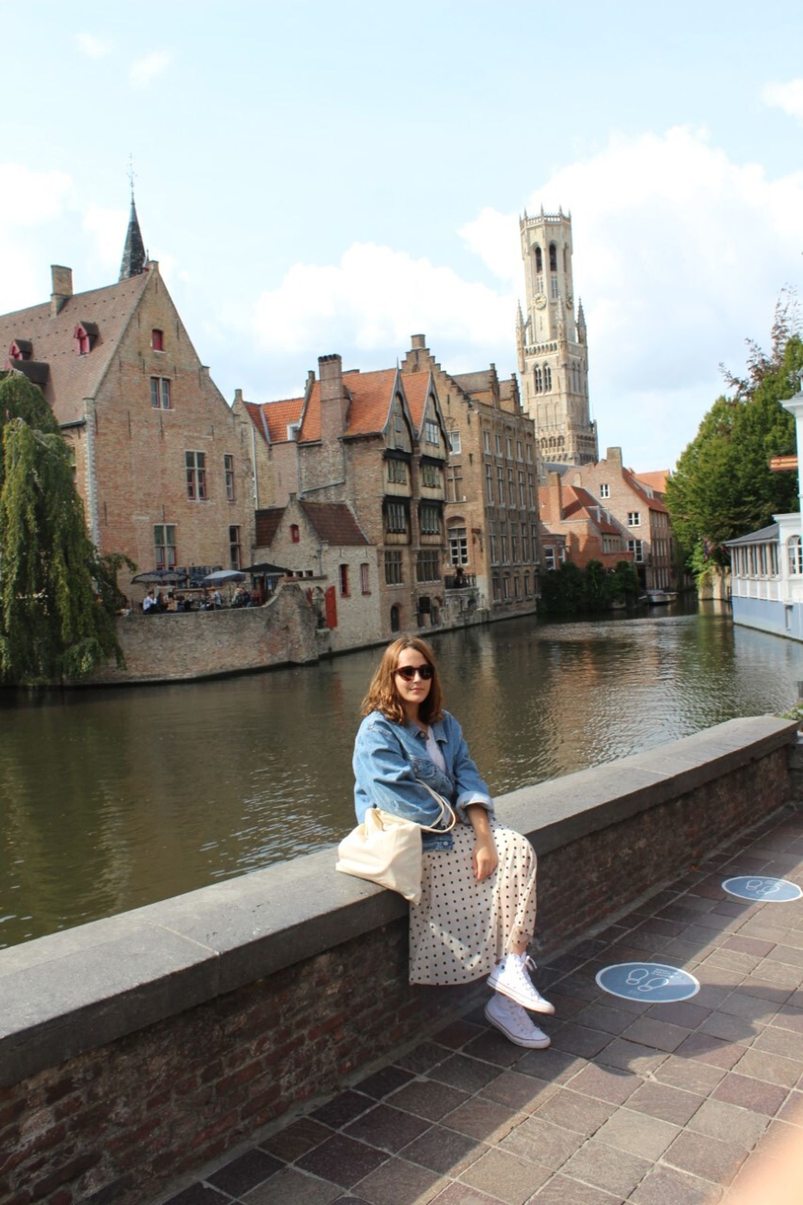 Elsa Urbano en uno de los canales de Brujas, una de las ciudades más turísticas de Bélgica.