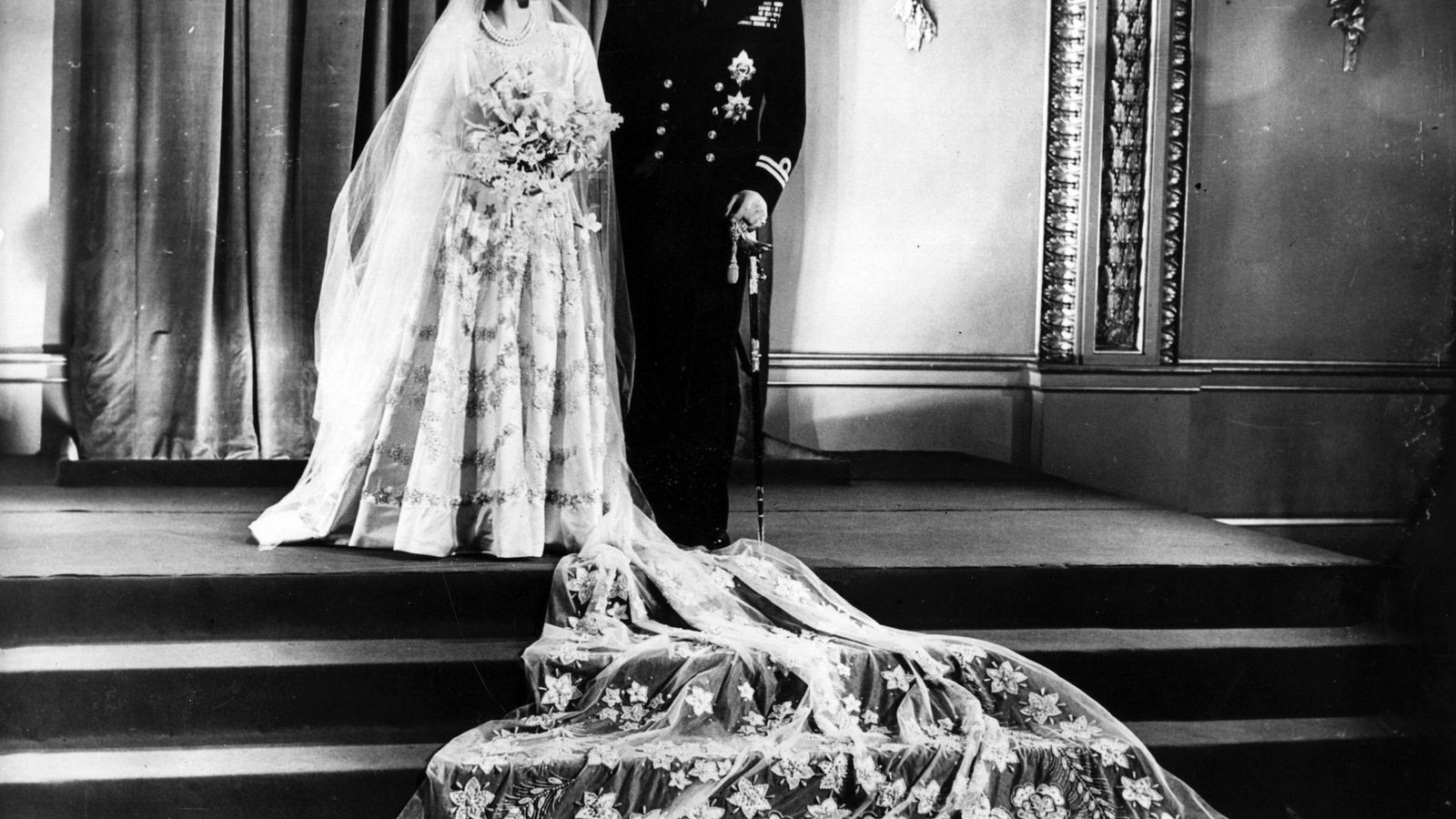 Isabel II y el duque de Edimburgo, el día de su boda.