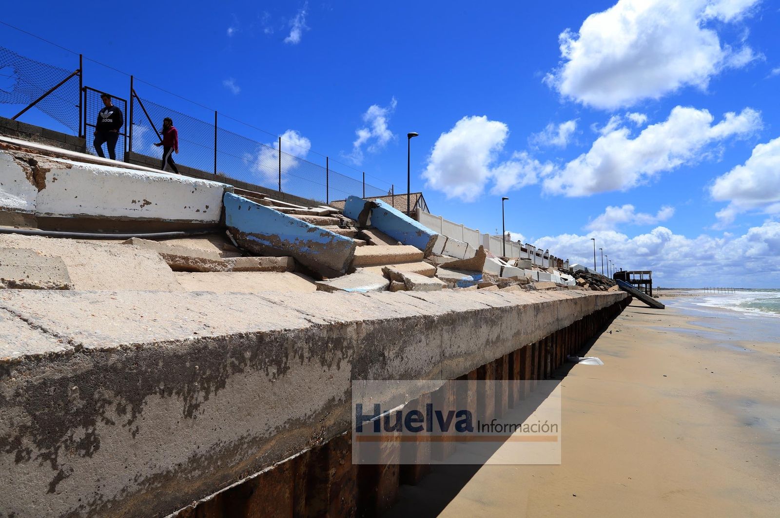 Imágenes de la zona de la playa de Matalascañas más afectada por el temporal