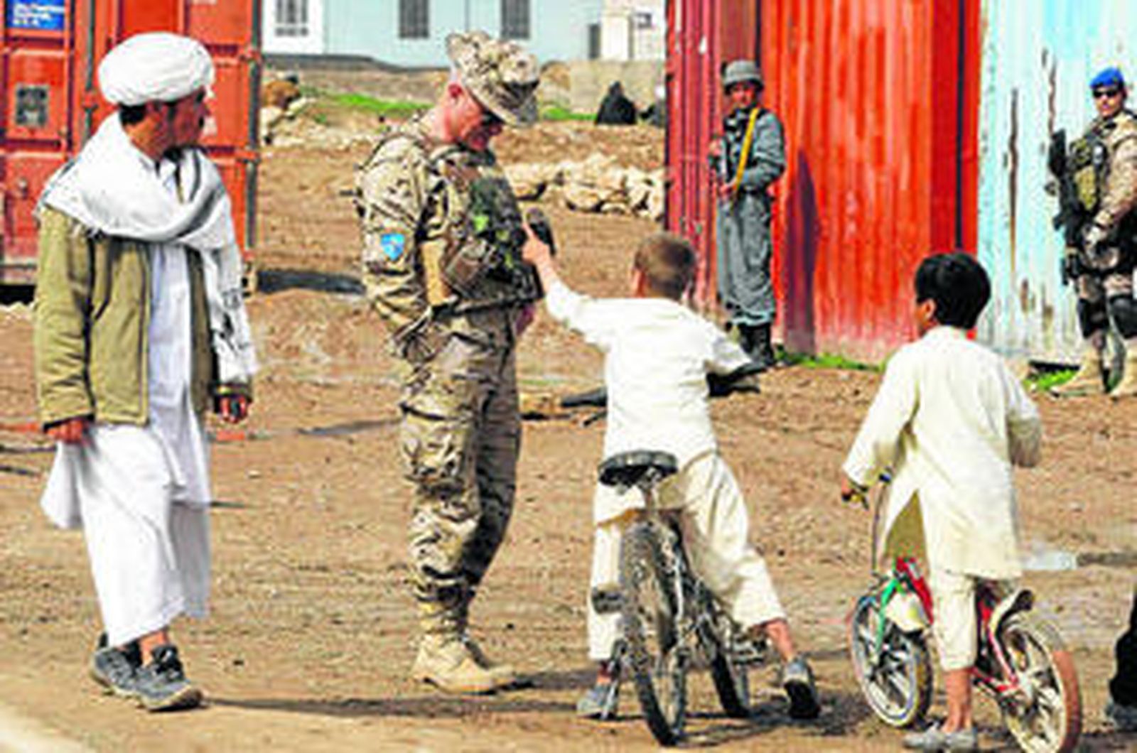 Un agente de la Guardia Civil, de patrulla en una de las calles de la ciudad afgana de Qala i Naw.