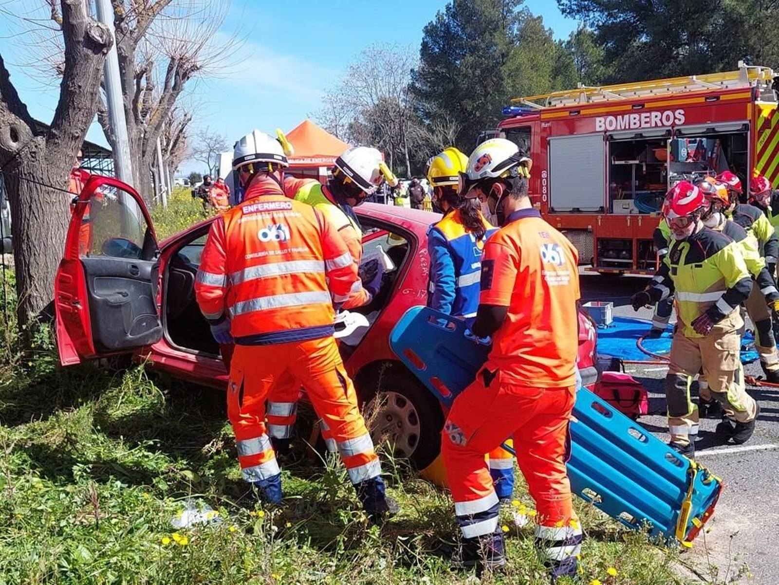 Los equipos de emergencias 061 durante una intervención en un accidente de tráfico en Almería