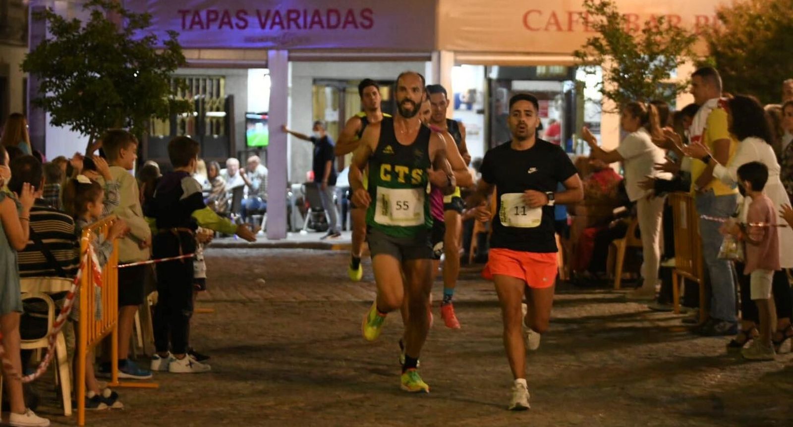 Corredores alcanzan la línea de meta en la Carrera Popular Ciudad de Hinojosa del Duque.