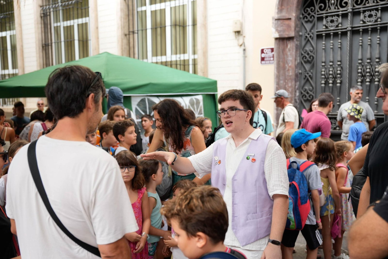 Las mejores imágenes del espectáculo de magia en la calle de la Feria de Almería