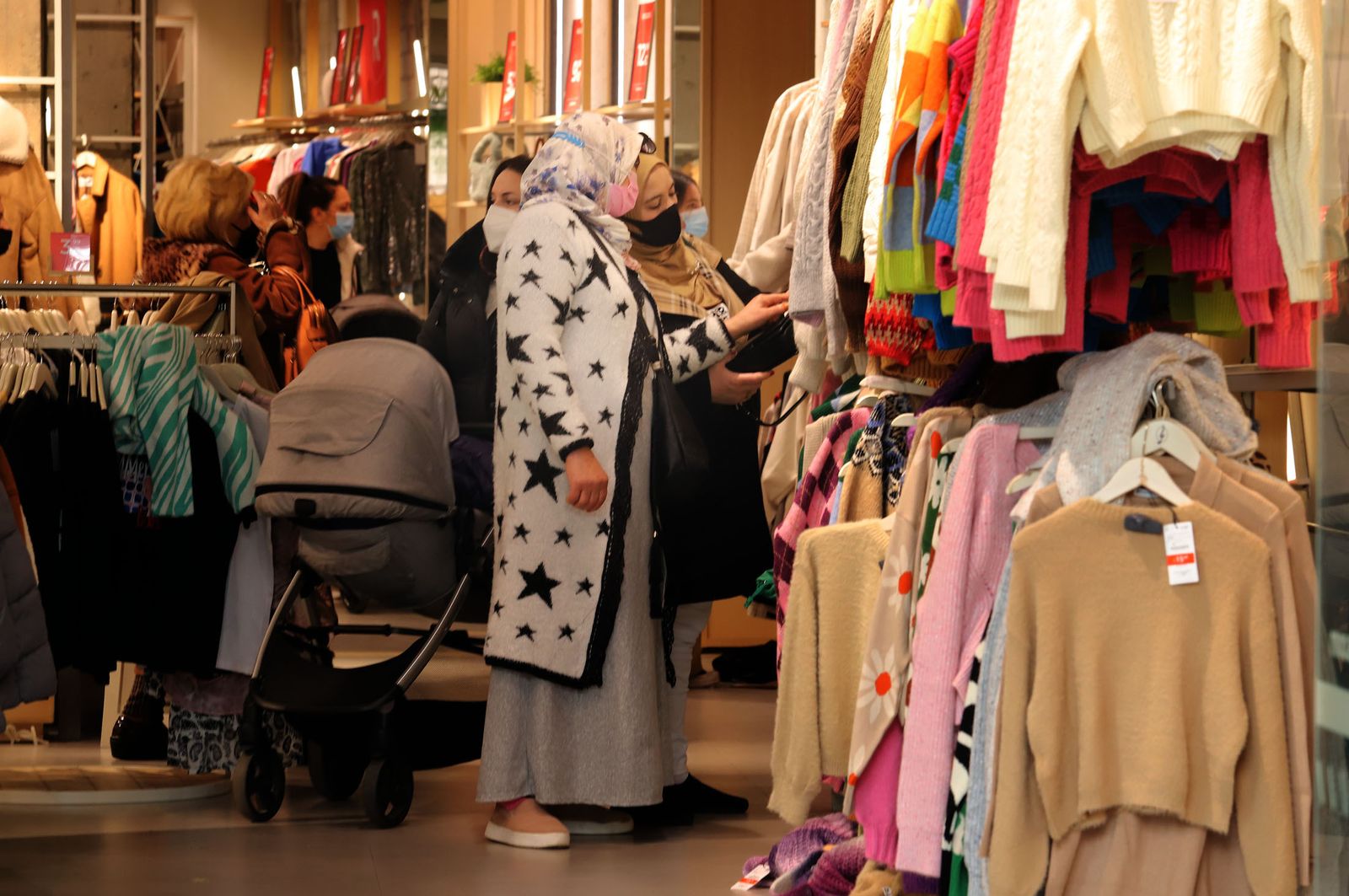 Imágenes del ambiente de rebajas por las calles del centro