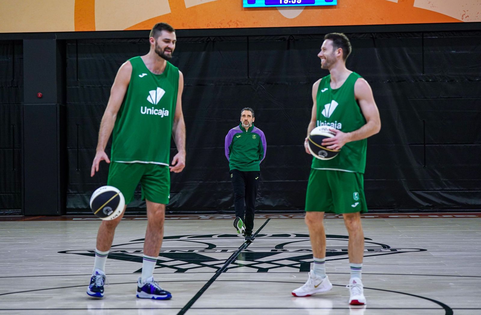El Unicaja prueba la pista auxiliar del Roig Arena