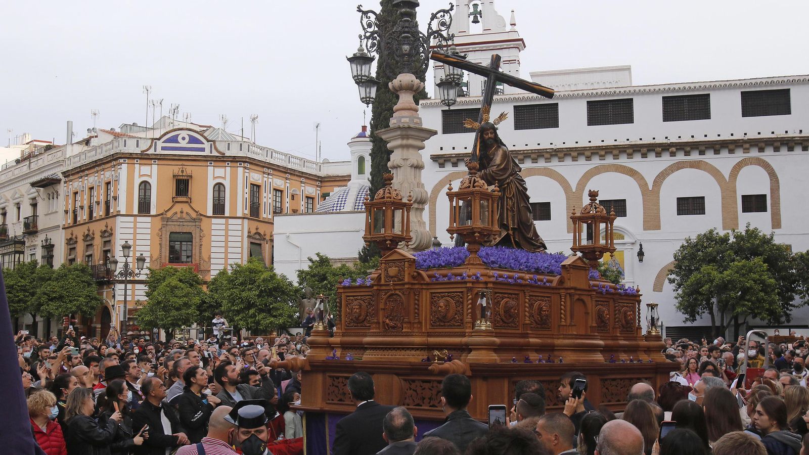 El  Cristo de la Corona en la Plaza Virgen de los Reyes.