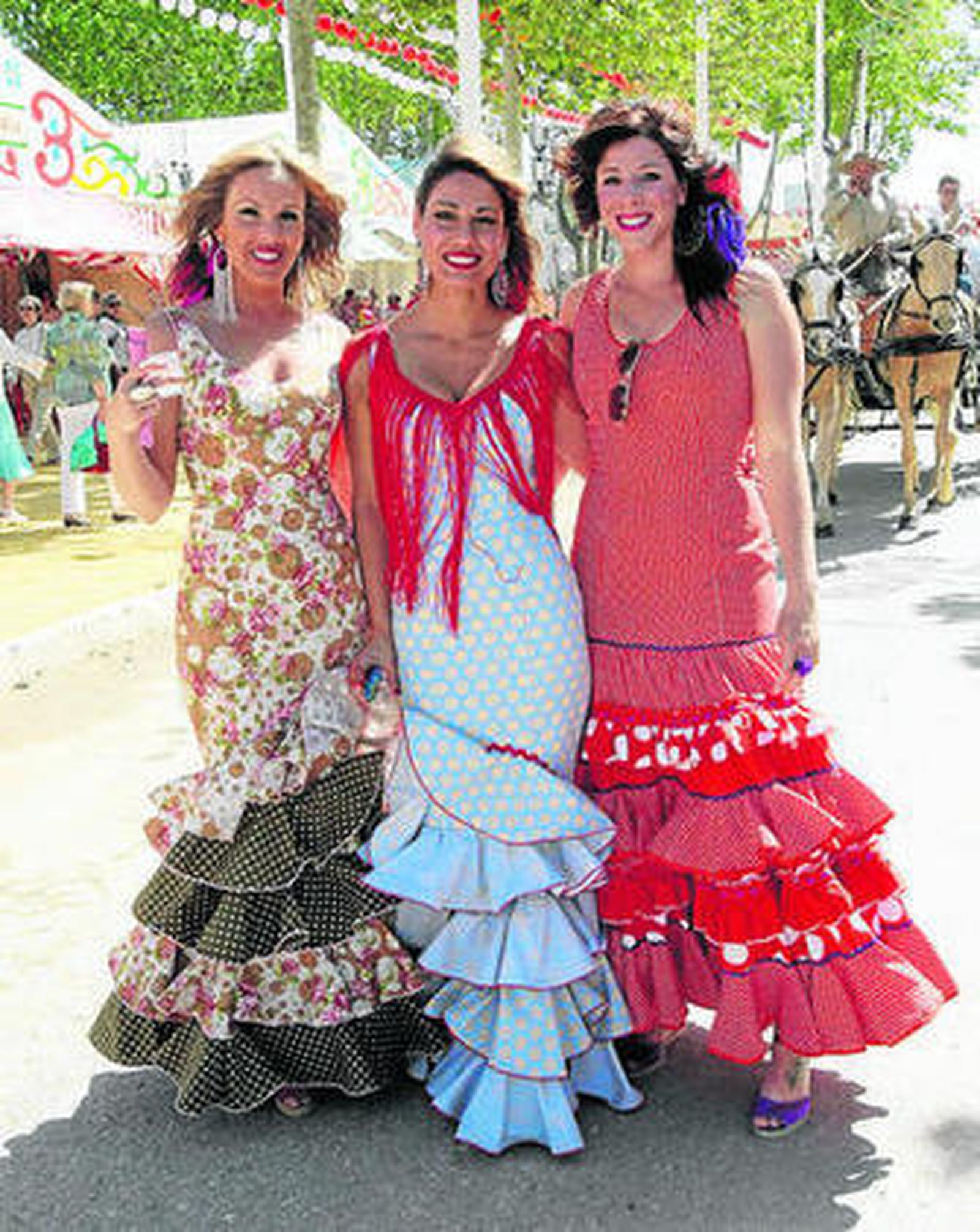 Tres guapas mujeres vestidas de flamenca ayer en Las Banderas.