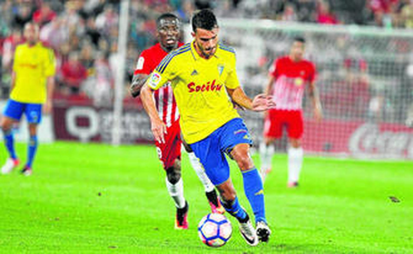 Luis Ruiz se marcha de Jonathan en el estreno liguero de los amarillos en el campo del Almería.