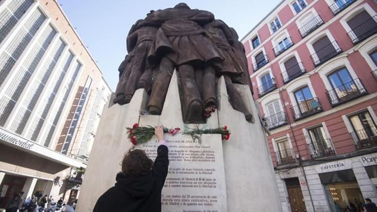 Monumento a las víctimas de la matanza de Atocha, obra de Juan Genovés.