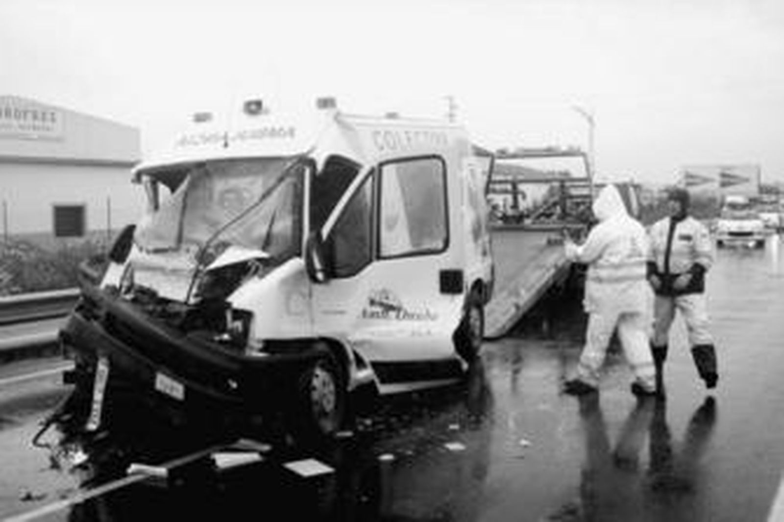 Momento en el que operarios retiran la ambulancia de la carretera.