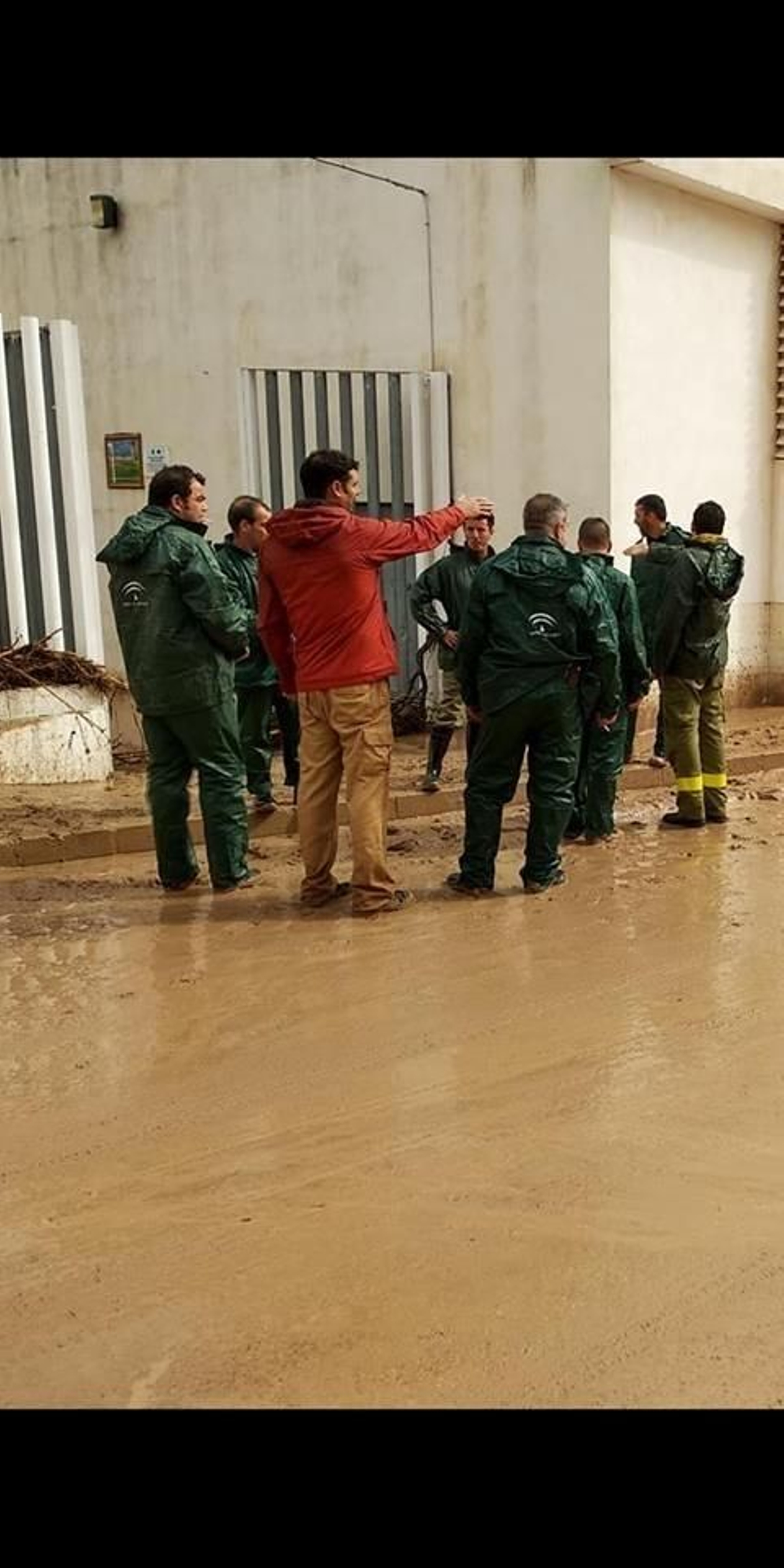 Miembros del Infoca durante las labores de limpieza en El Rubio.
