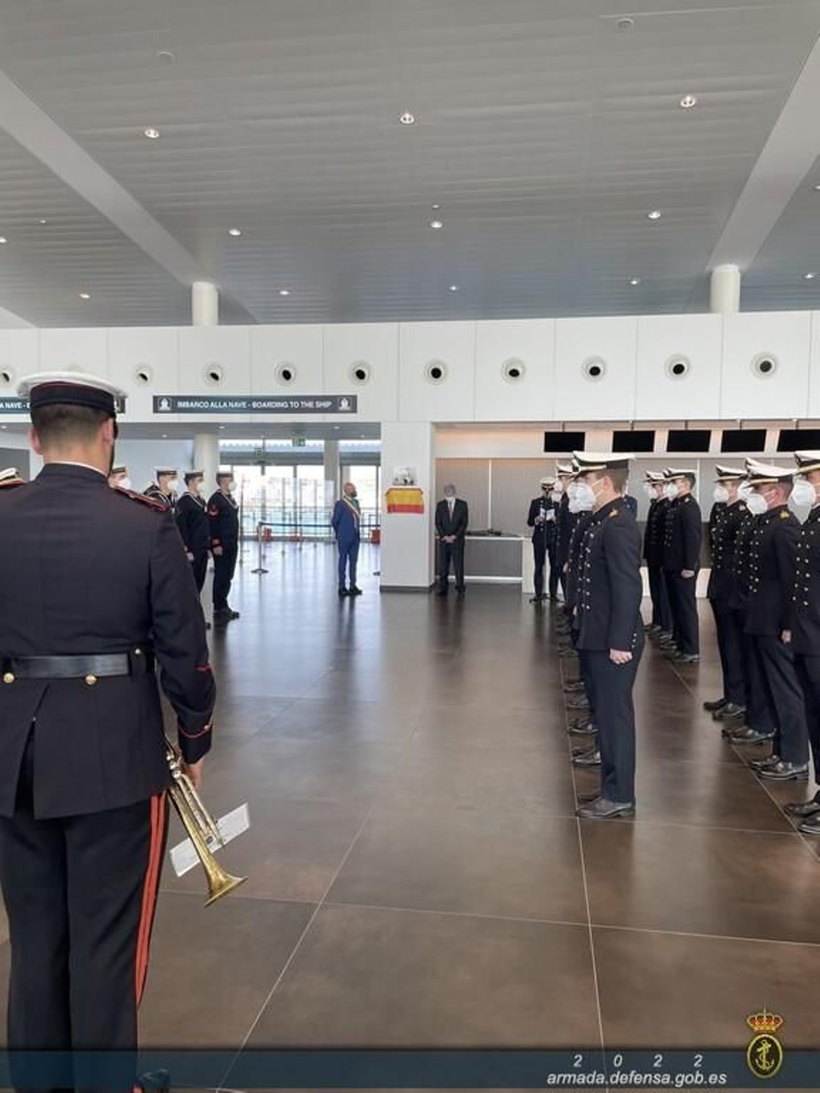 Placa en homenaje a los marinos italianos de la primera vuelta al mundo, inaugurado en Civitavecchia.