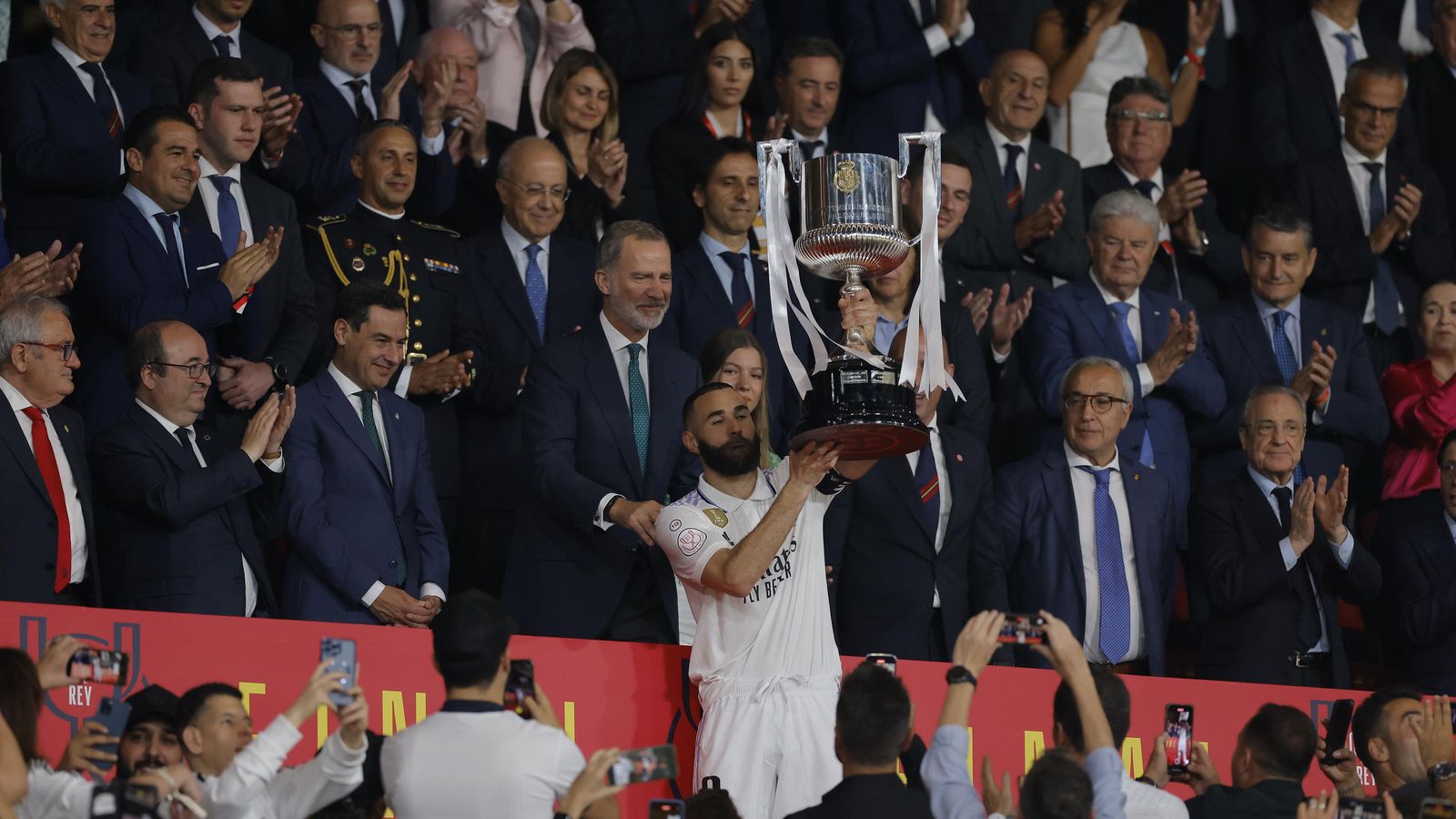 Karim Benzema levanta la Copa del Rey.