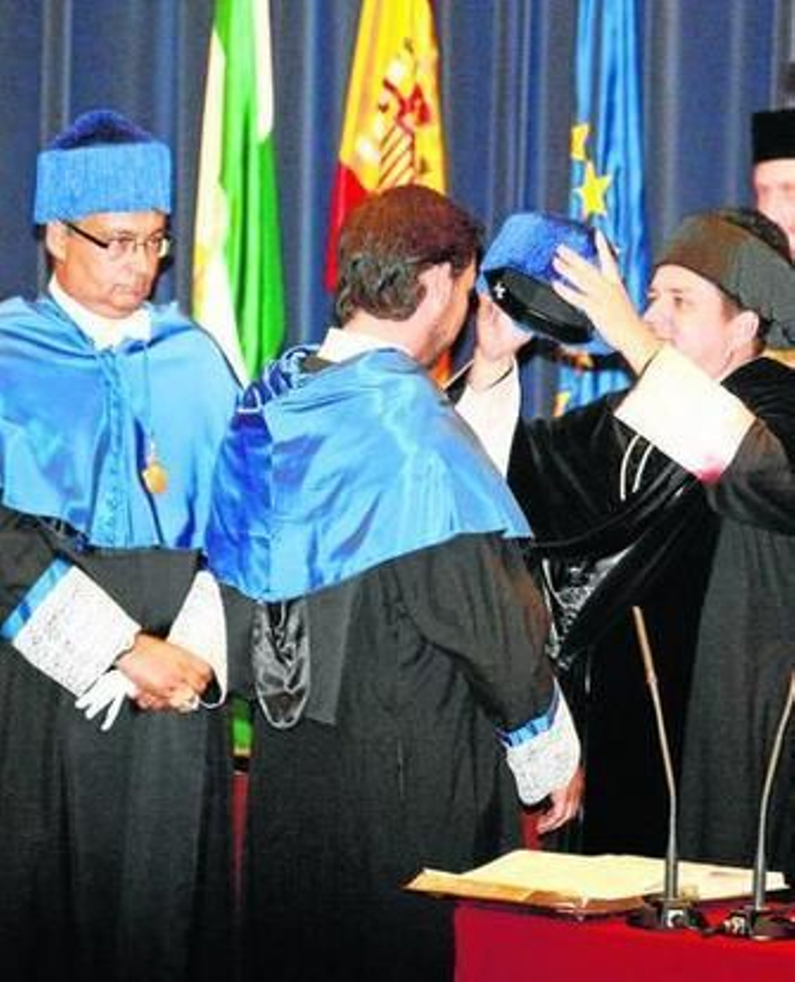 El rector pone el birrete a uno de los nuevos doctores de la Universidad de Huelva.