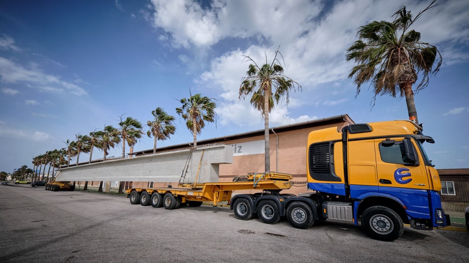 Imágenes de la colocación de una nueva viga sobre el vano 30 en el puente Carranza de Cádiz