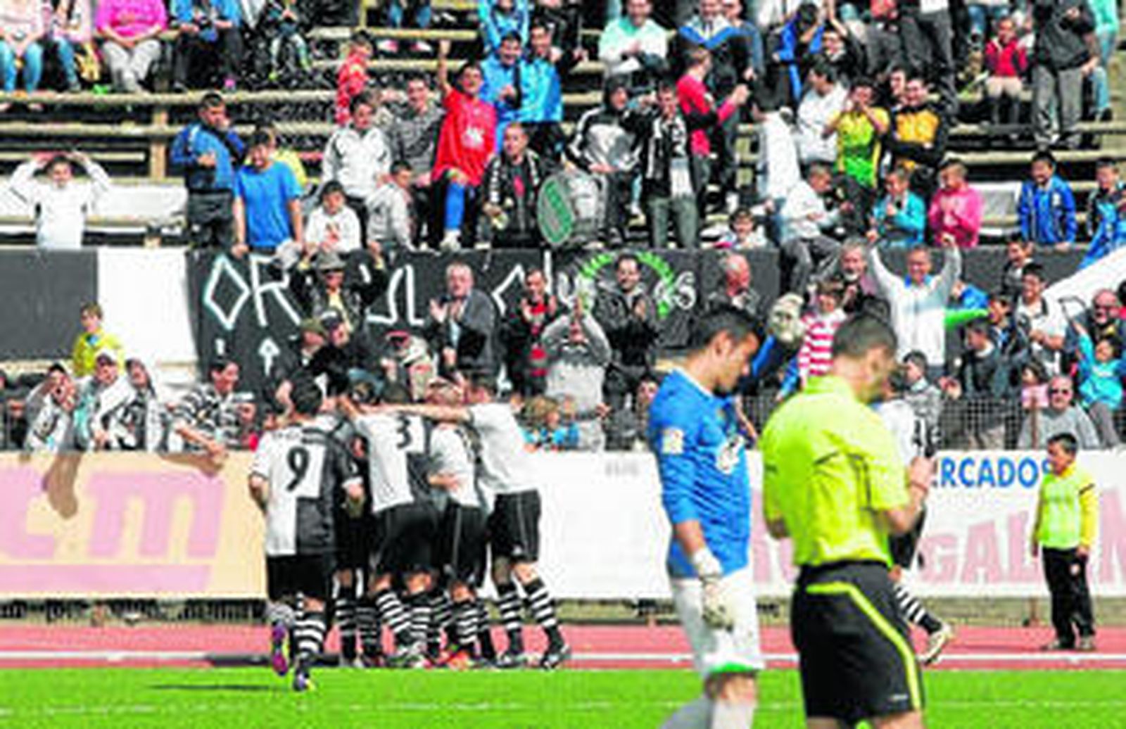Jugadores de la Balona festejan el gol del triunfo sobre el Betis B junto a Preferencia, el pasado sábado.