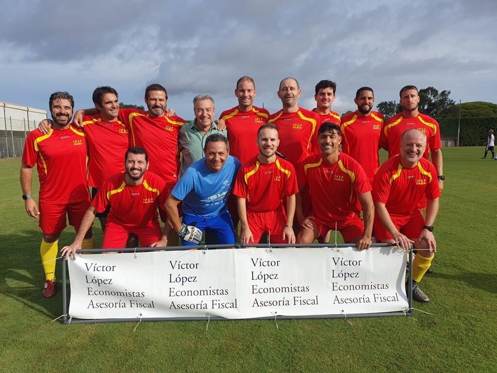 Los jugadores del equipo de fútbol del Colegio de Abogados, inaugurando la temporada 	2023-2024 del club Deportivo de la Asociación de la Prensa de Cádiz.