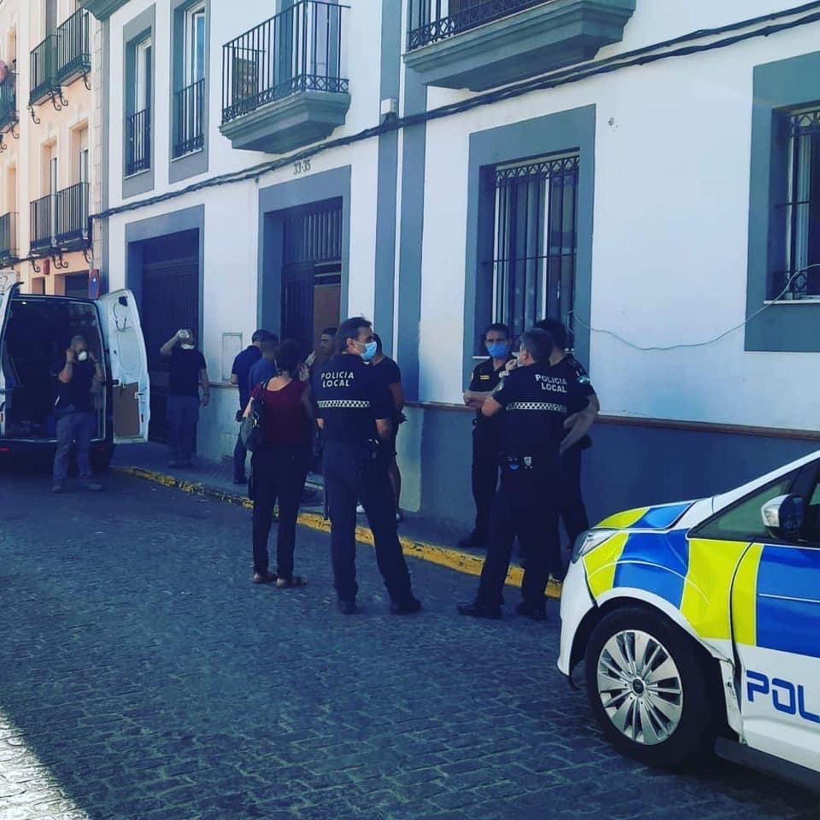 Agentes de la Policía Local ante el bloque de la calle Alcalde Manuel Marín que ha sido desalojado este lunes.