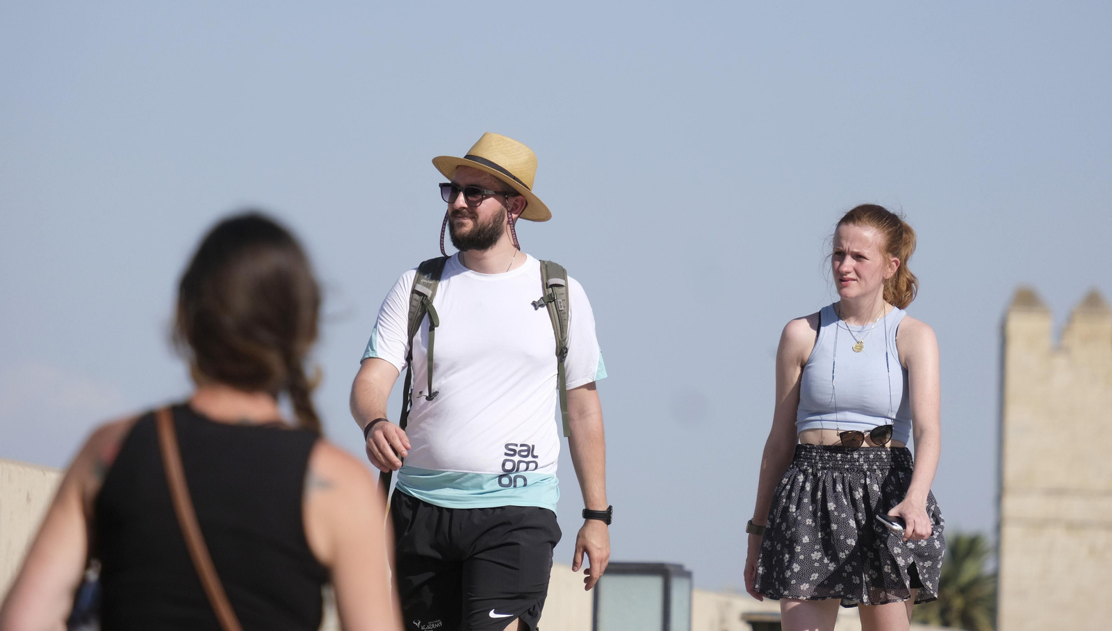 Turistas cruzan el Puente Romano de Córdoba.