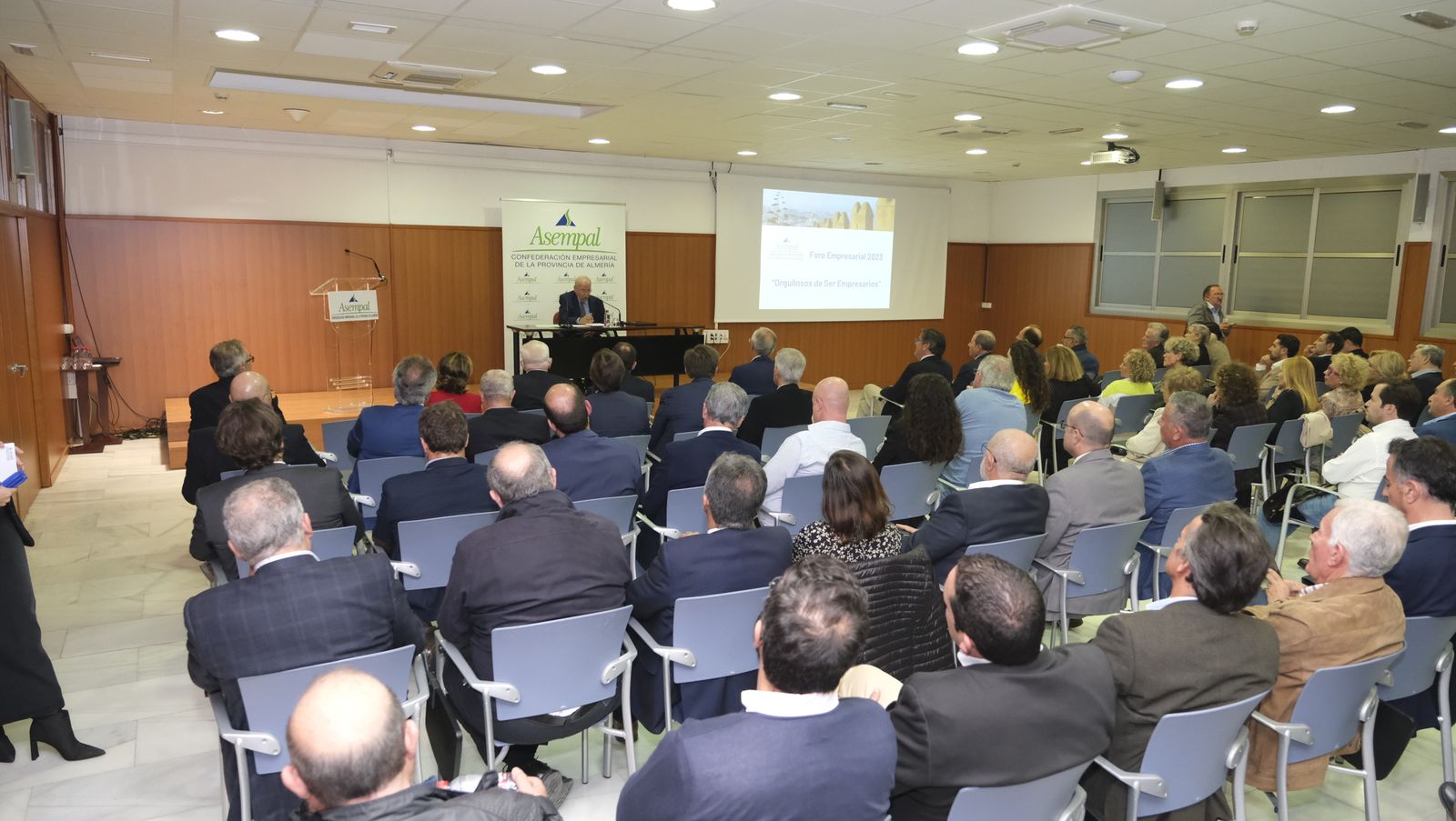 Imágenes de la conferencia de Alfonso Guerra en el Foro Empresarial de Asempal, en Almería