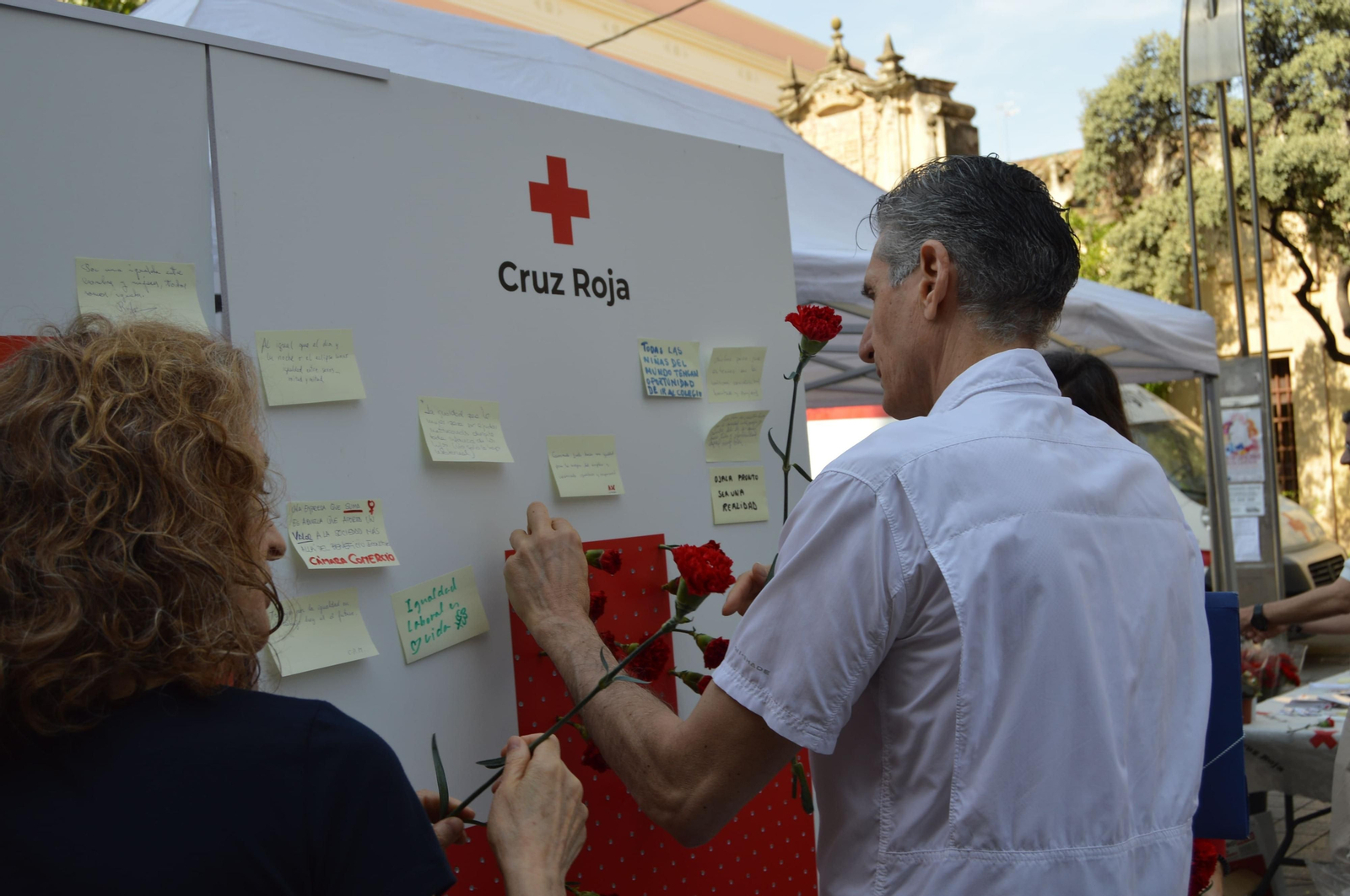 Una persona deja constancia de su deseo tras recibir un clavel de Cruz Roja. Una persona deja constancia de su deseo tras recibir un clavel de Cruz Roja.