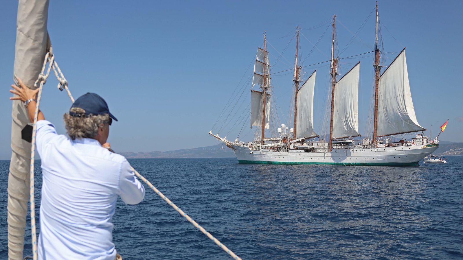 Fotos del 'Juan Sebastián Elcano' navegando por el Estrecho