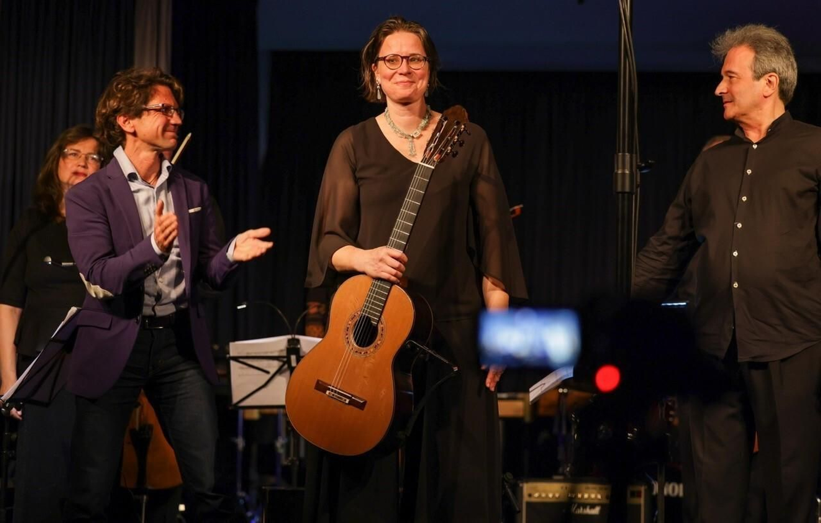 El compositor Agustín Castilla-Ávila (i), junto a la guitarrista alemana Yvonne Zehner y el director Wladimir Rosinskij.
