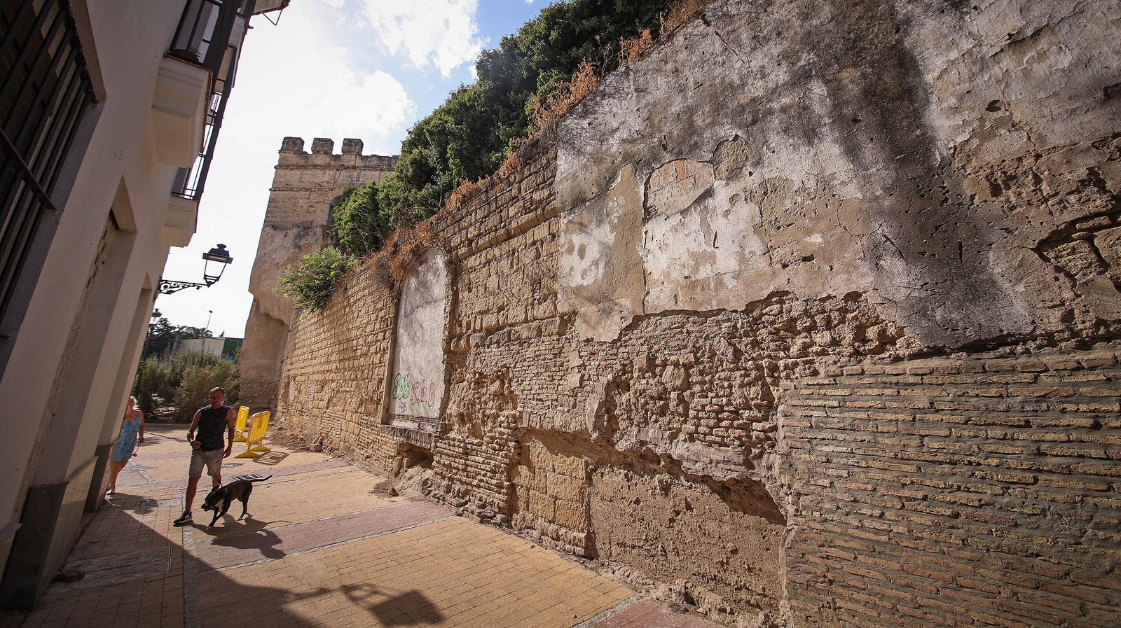 Así está la muralla en calle Muro