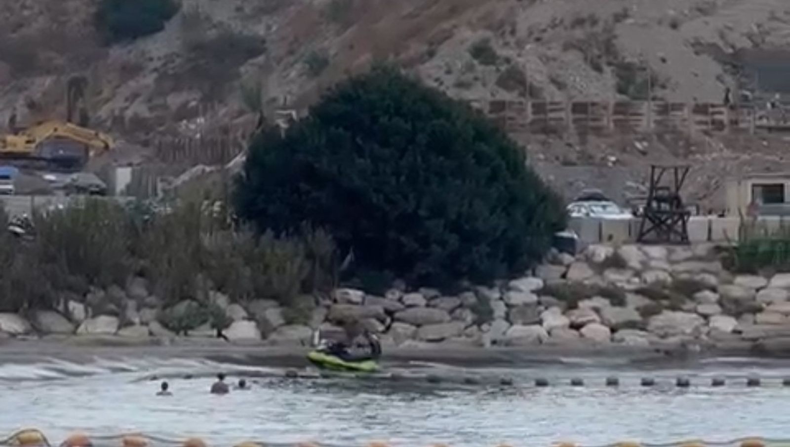 La llegada de la moto de agua a La Caleta.