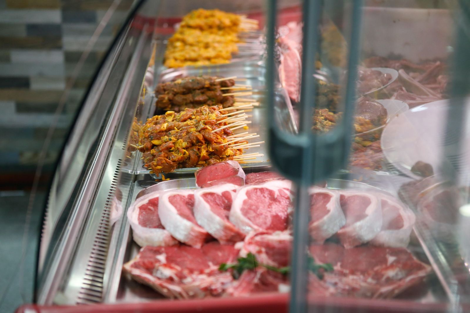 Calidad, frescura y saber hacer: la vitrina de carne del restaurante.