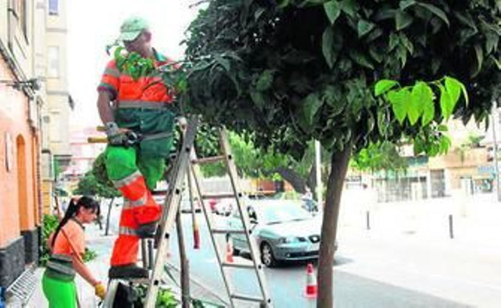 Imagen de los trabajadores municipales, ayer.