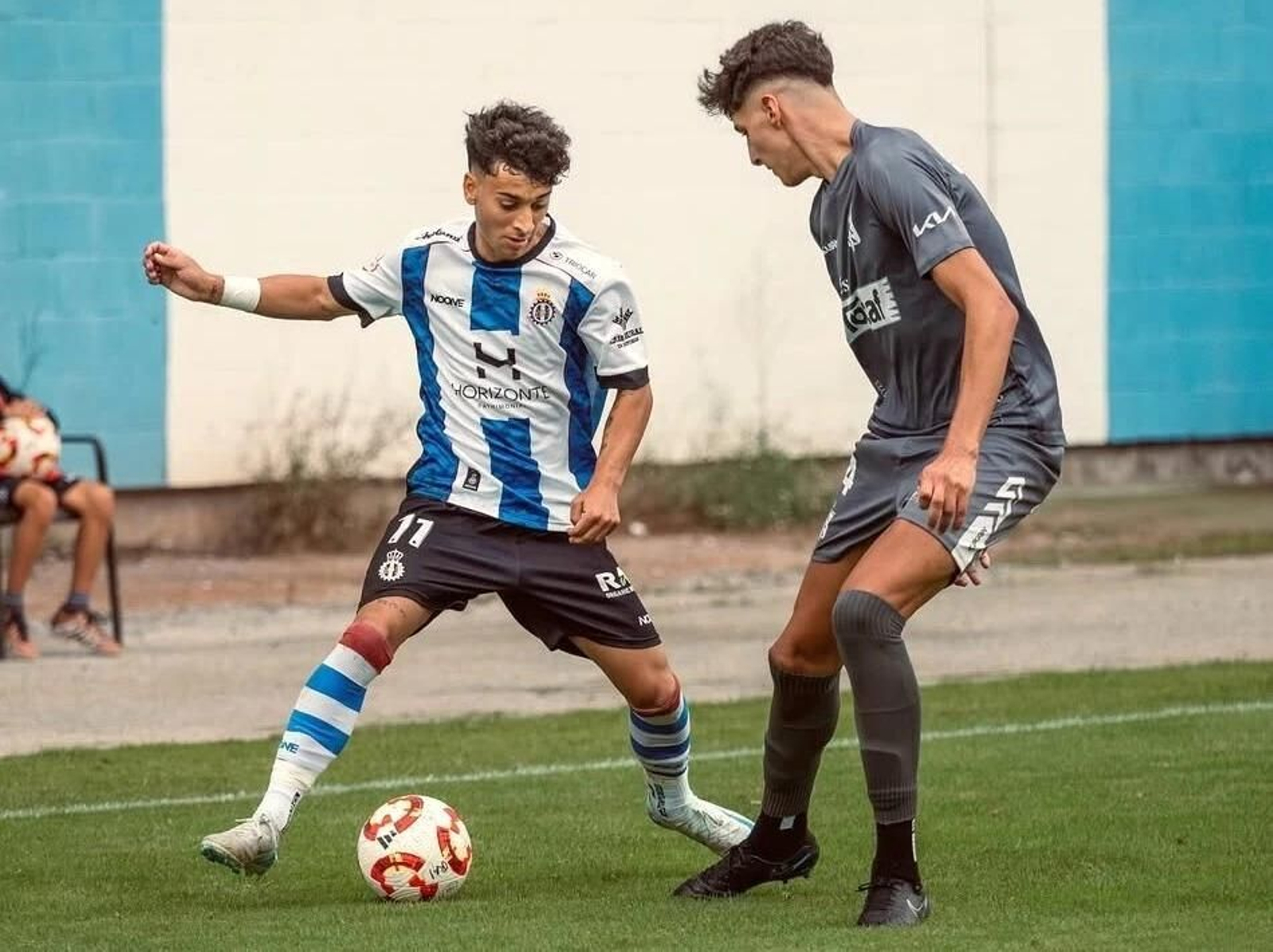 El extremo encara a un rival durante un partido de la pasada temporada con el Real Avilés.