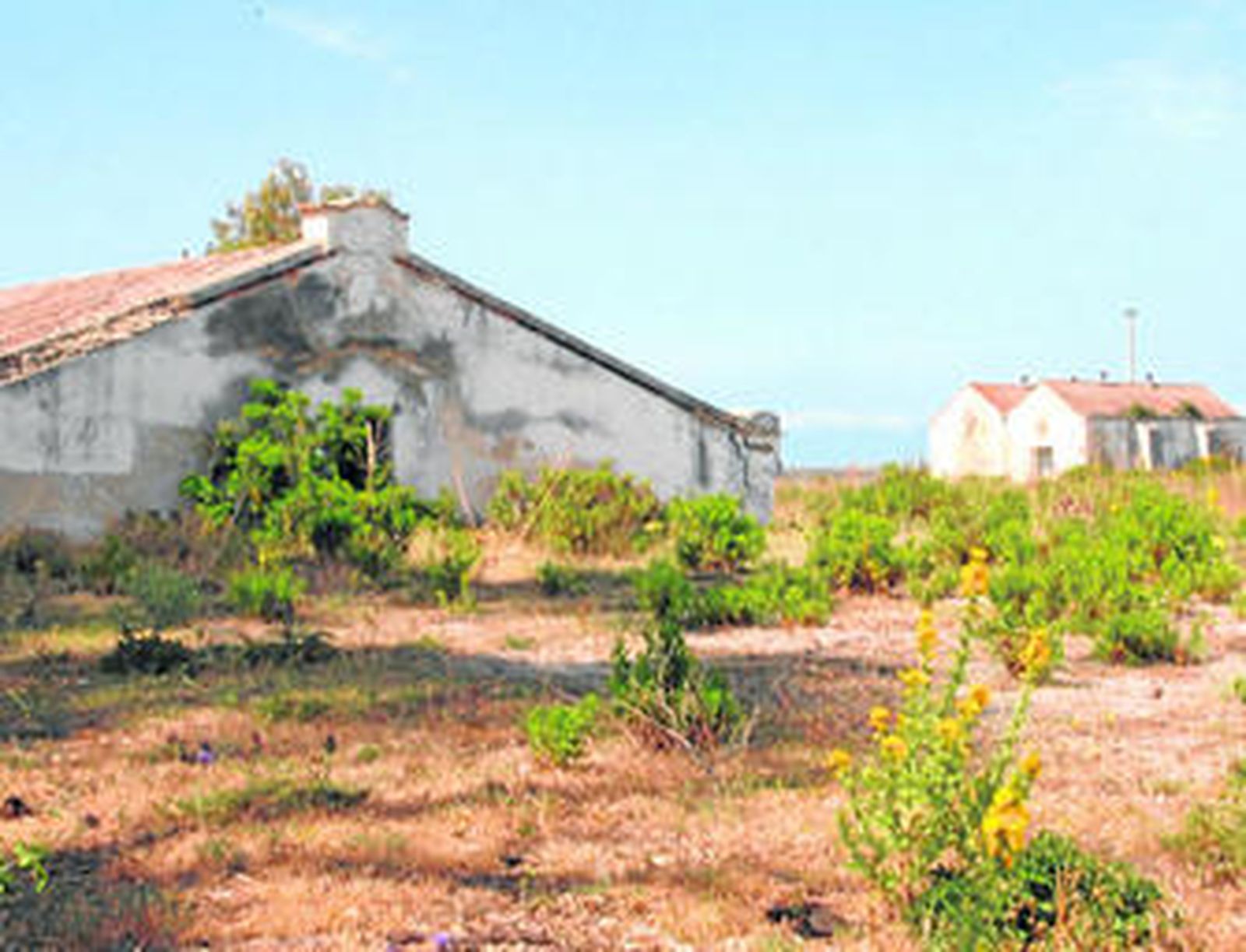 Imagen de los polvorines de Fadricas de cerca, tomada durante una visita reciente del equipo de gobierno municipal.