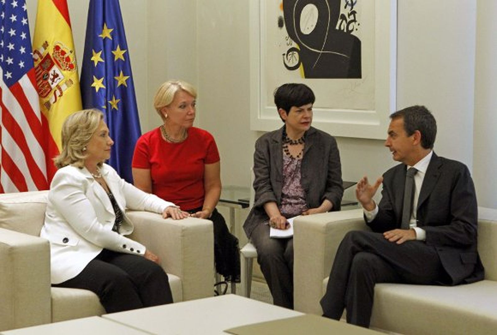 Clinton anima al Gobierno a completar las reformas aunque sean "difíciles"